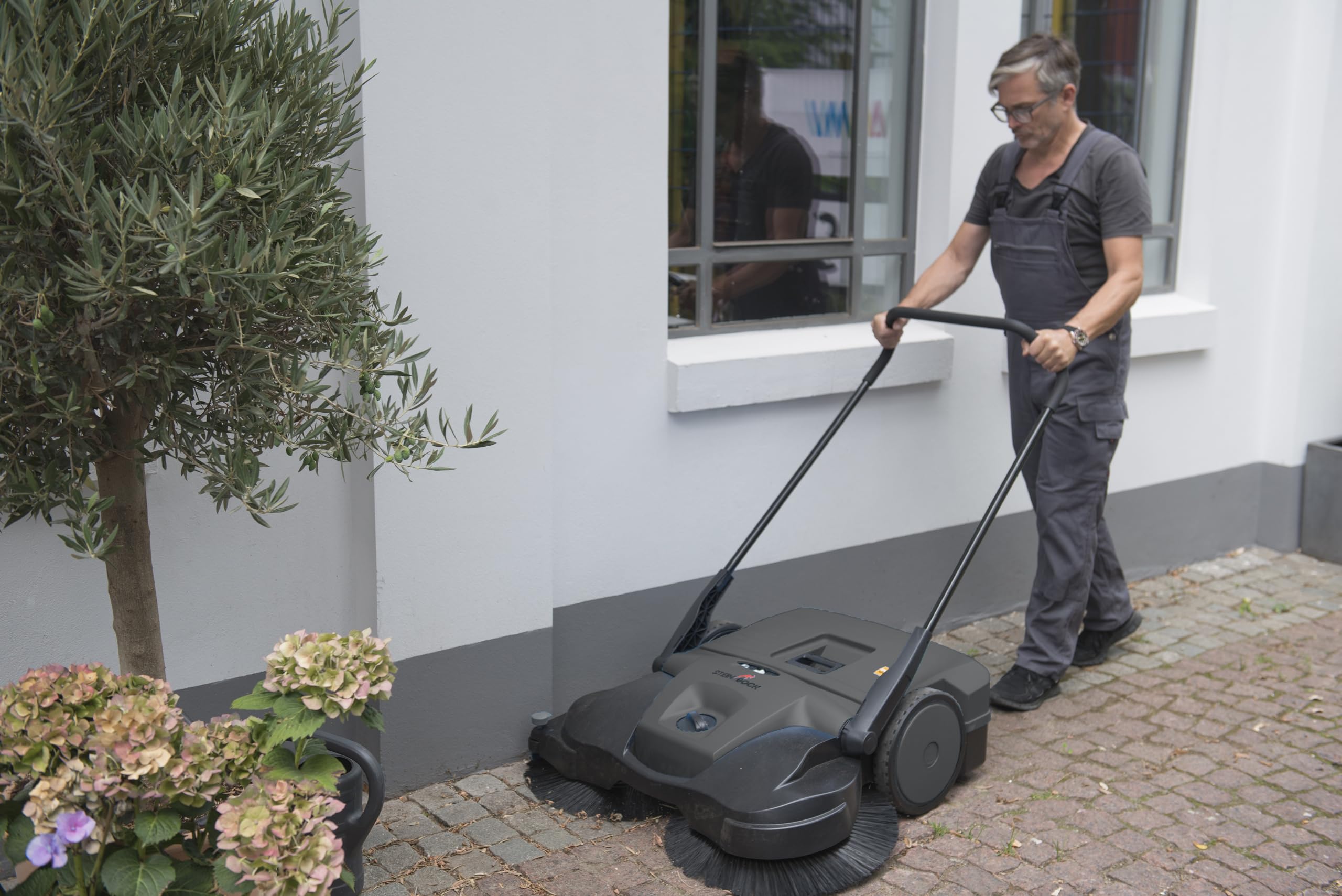 Steinbock Kehrmaschine Turbo elektrisch | 2-fache Schmutzaufnahme | 97 cm Kehrbreite | 4.100 m²/h Kehrleistung | 50 l Behälter | Anthrazitgrau | nasse/trockene Oberflächen | Handkehrmaschine