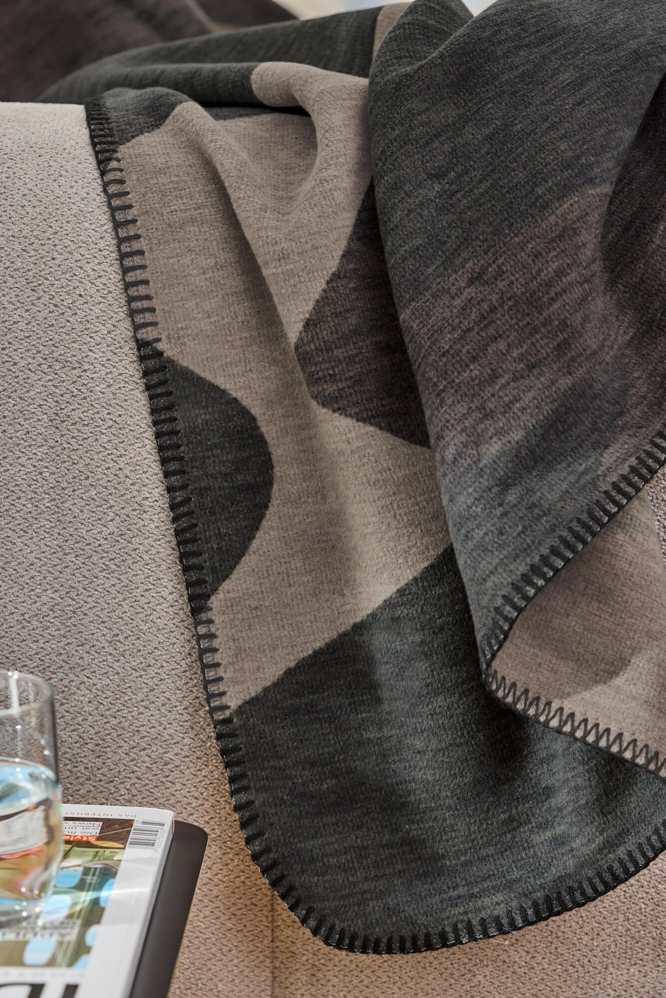 Ibena Decke Lipari 140x200 cm grau, Made in Germany - Bio Baumwolldecke | flauschige, warme & waschbare Kuscheldecke, Sofadecke grau & braun mit grafischem Muster, Wolldecke Oeko-TEX zertifiziert