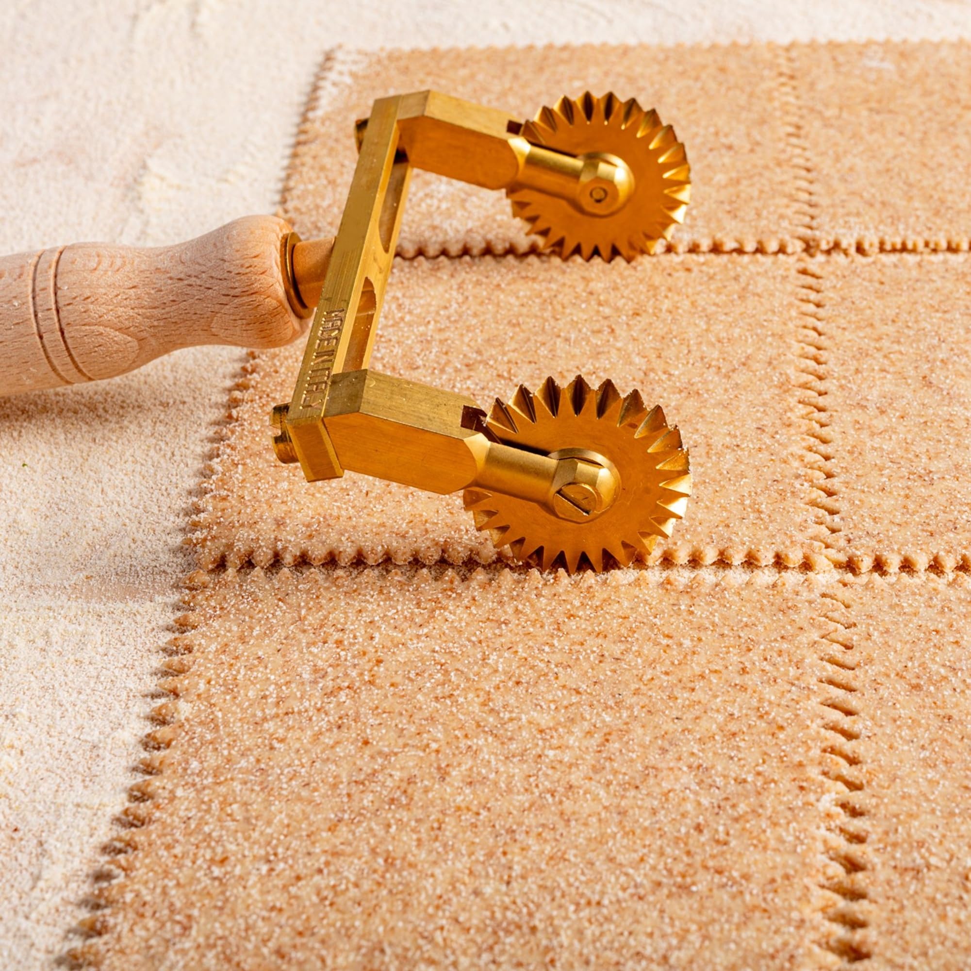 La Gondola Teigrädchen - Einstellbares Rad (2x Gewellt) | Nudelwerkzeug | Messing & Naturholz | Sicheres & Einfach zu verwenden | Hausgemachten Ravioli Teigschneider Made in Italy