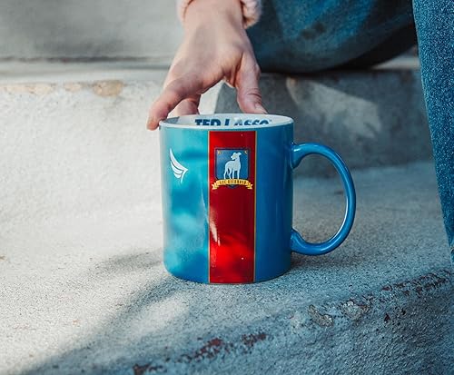 Miniatura 3 de Silver Buffalo Ted Lasso Richmond Jersey Kent Taza de cerámica 20 onzas