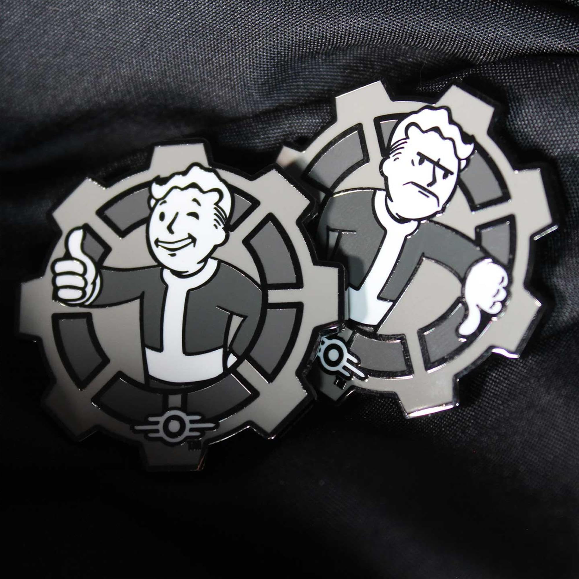 Fallout Black & White Limited Edition Collectible Decision Flip Coin - oficjalna metalowa moneta inspirowana Vault-Tec, postapokaliptyczna pamiątka dla graczy, prezent dla fanów i kolekcjonerów