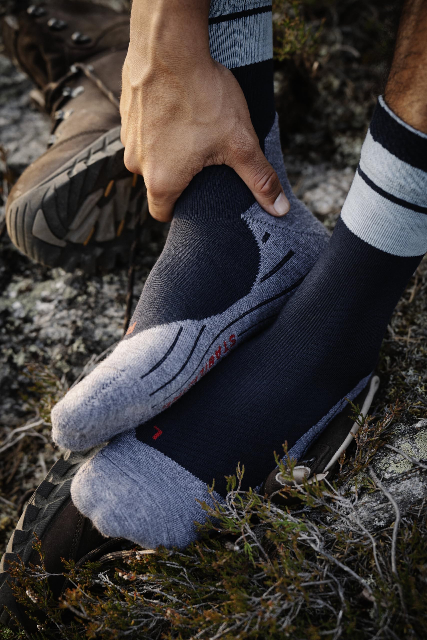 FALKE Herren TK Stabilizing Wandersocken atmungsaktiv schnelltrocknende klimaregulierende geruchshemmende Wolle Funktionsmaterial mittelstarke Polster stabilisierend Kompression antiblasen 1 Paar