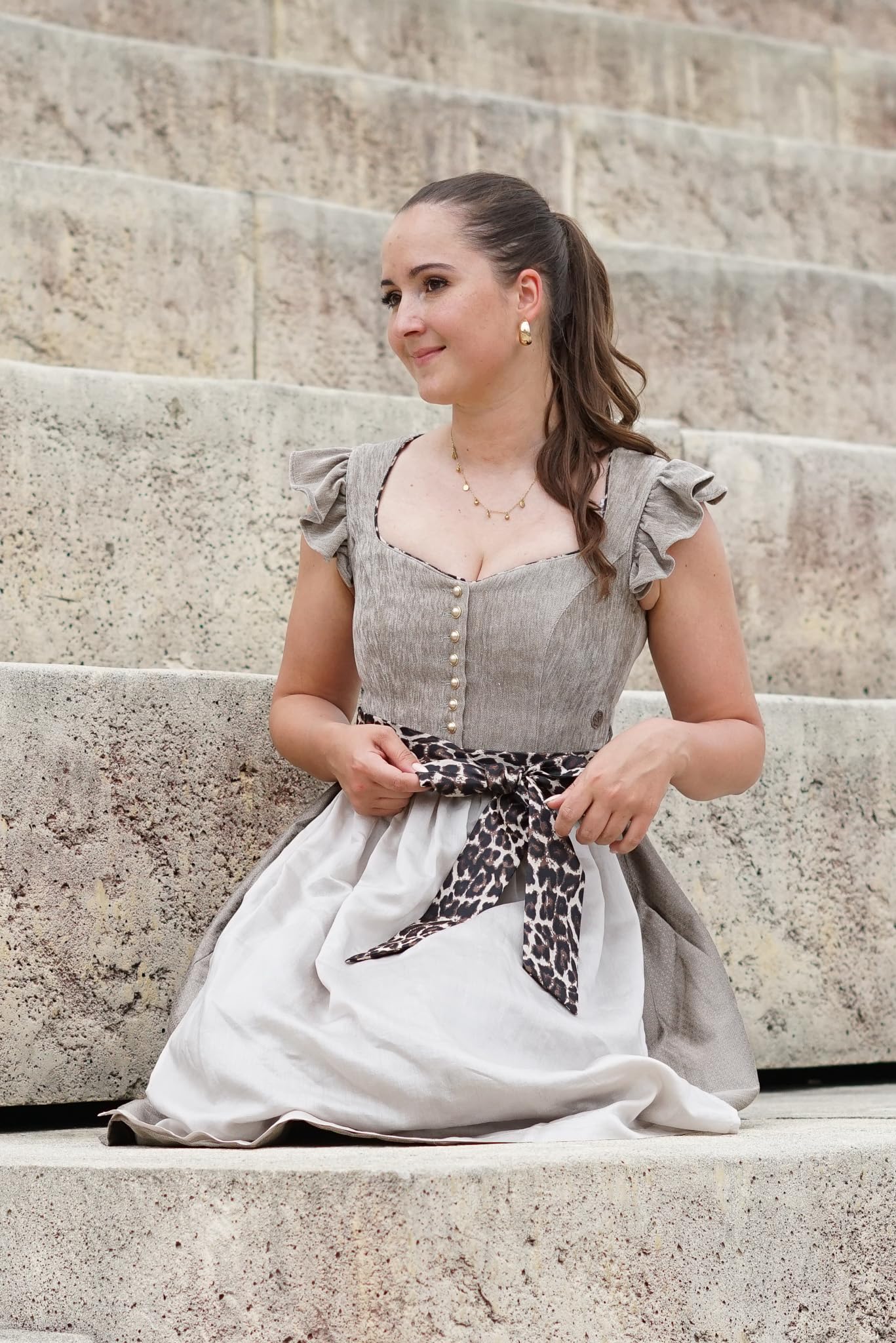 MarJo Dirndlschürze Leo Oberhofen 65cm Länge | Schlichte Schürze für Dirndl | Jacquard zum Binden