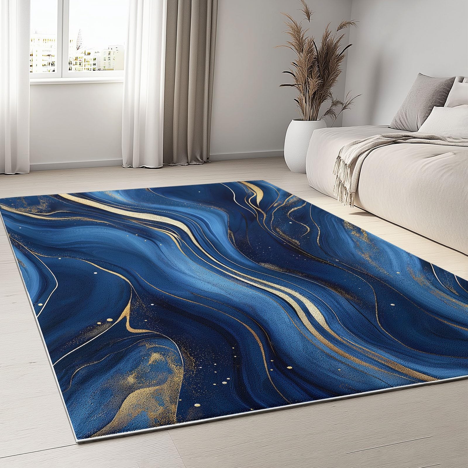 Tapis bleu lavable et doux effet marbre pour réchauffer le sol du salon