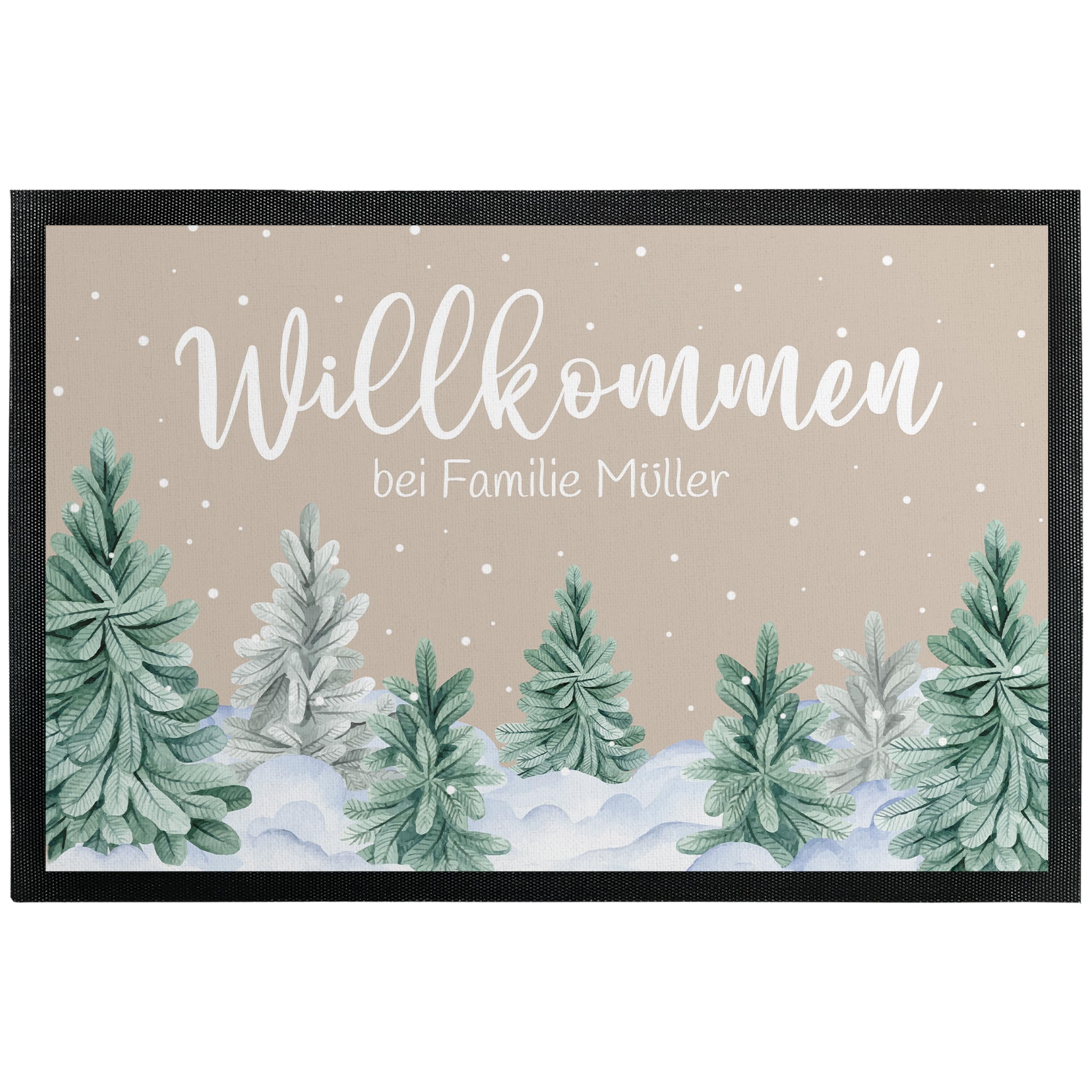 True Statements Deko-Fußmatte „Willkommen“ personalisiert - Tannen-Design – rutschfest, extra dünne Türmatte - Eingangsbereich Deko - Geschenk zu Weihnachten & Adventszeit, 75 x 50 cm