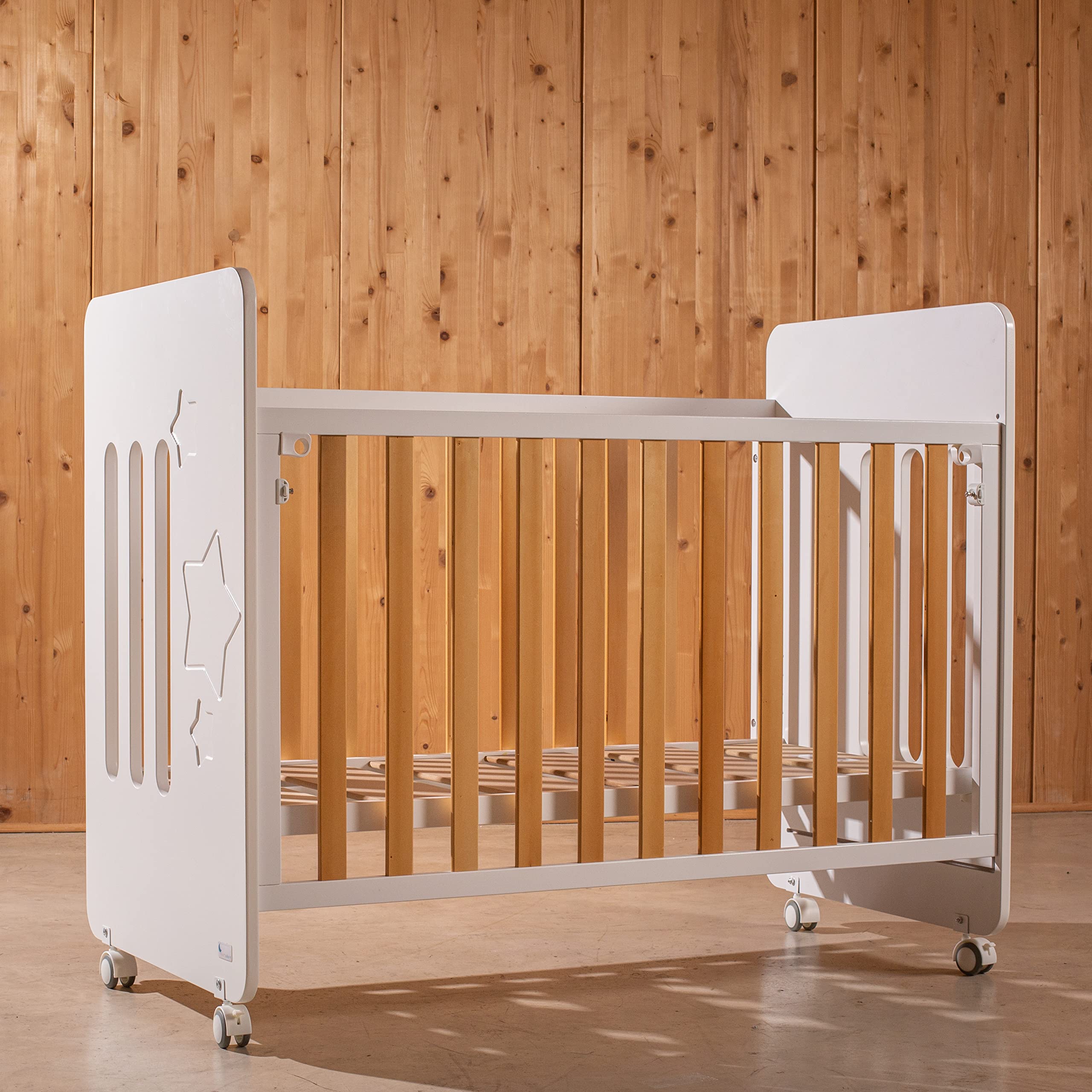 Interbaby Star Nature Lettino Neonato in Legno 120x60 cm | Culla con Sponda Abbassabile e Rete a Doghe 8 Posizioni | Legno Sostenibile, Ruote con Freno | Omologato Normativa Europea | Bianco