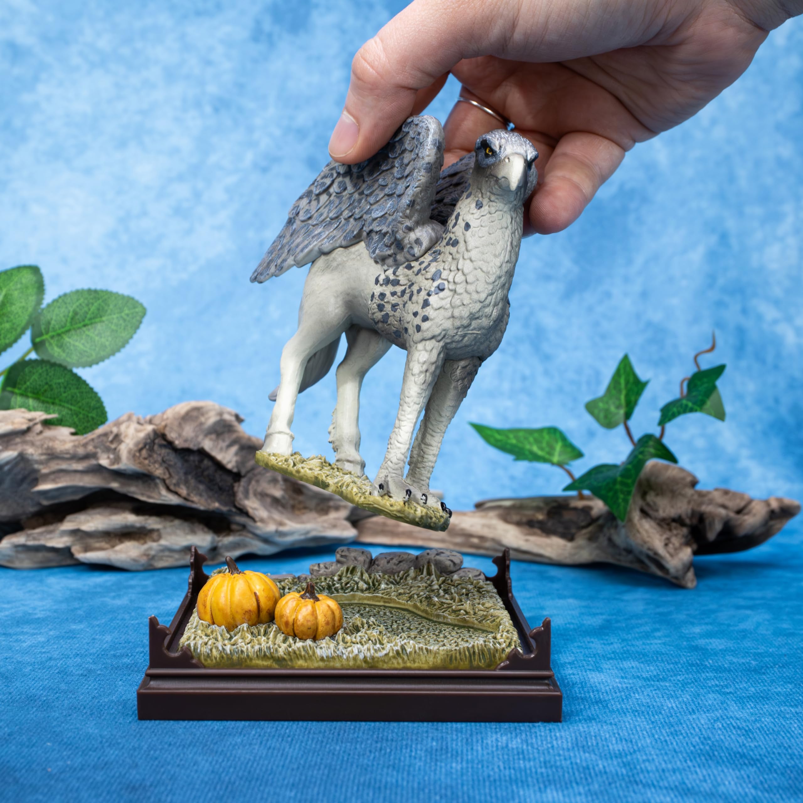 The Noble Collection - Magiczne stworzenia Buckbeak - Ręcznie malowane magiczne stworzenie #6 - Oficjalnie licencjonowane figurki kolekcjonerskie 18,5 cm Harry Potter Toys - dla dzieci i dorosłych