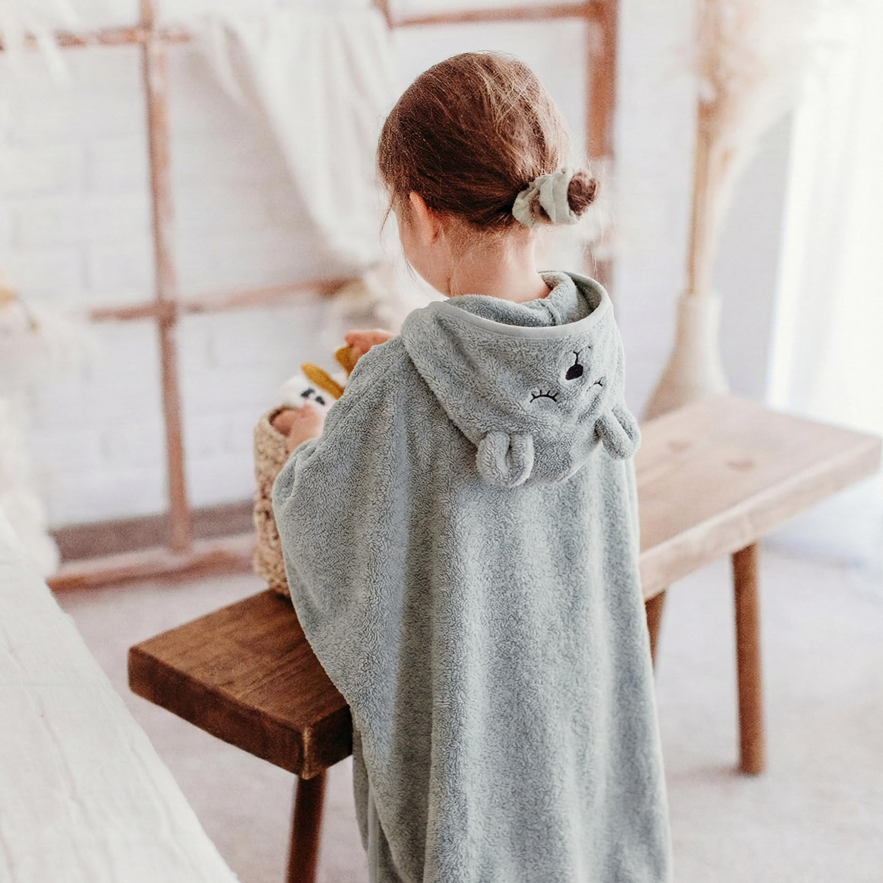 kikadu Poncho Eisbär für Babys & Kinder, GOTS-zertifiziertes Kinderhandtuch mit Kapuze, weiches Badetuch mit Tiermotiv, ideal für Bad, Schwimmbad & Strand, maschinenwaschbar bei 40 °C
