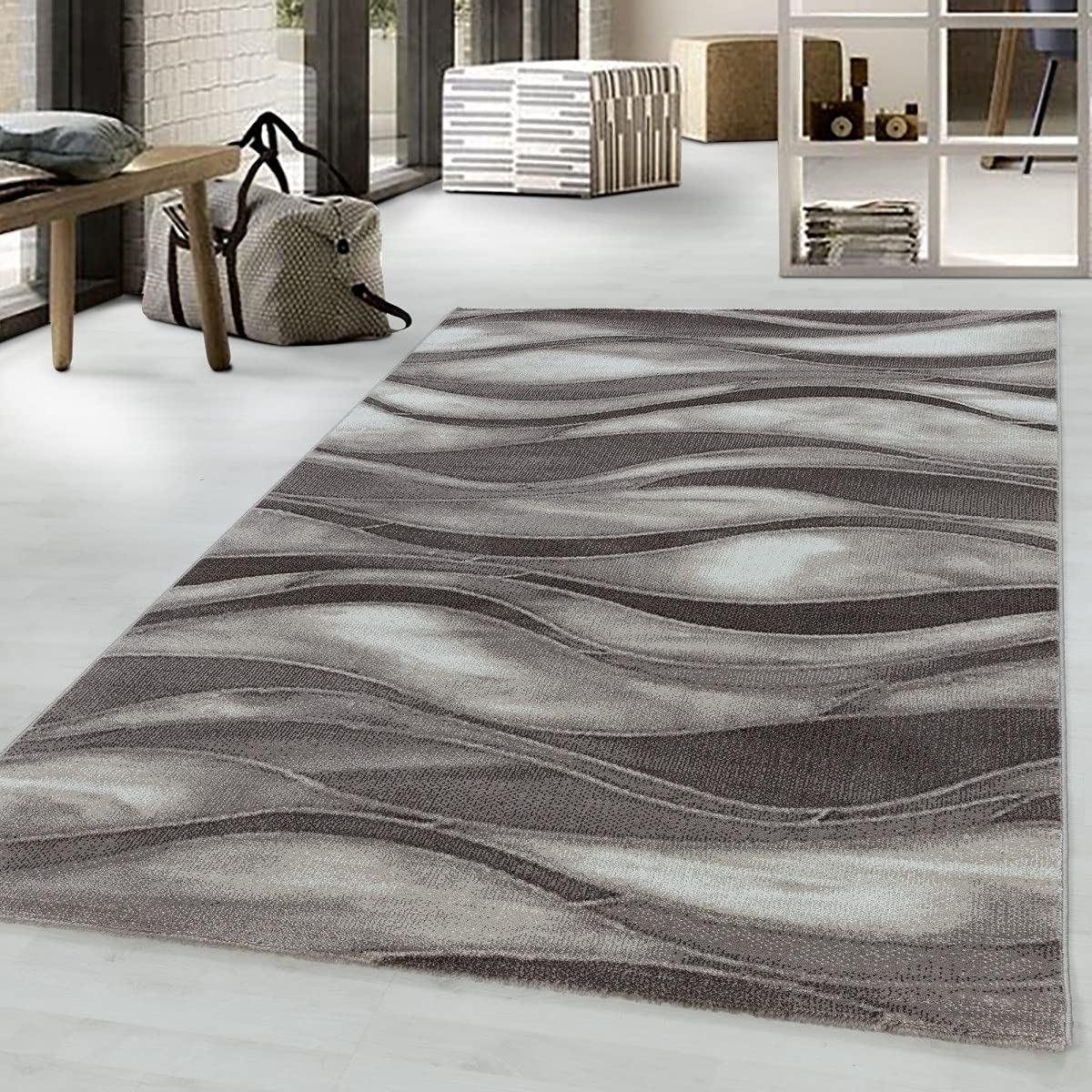 Tapis abstrait motif vagues marron crée une ambiance cocooning