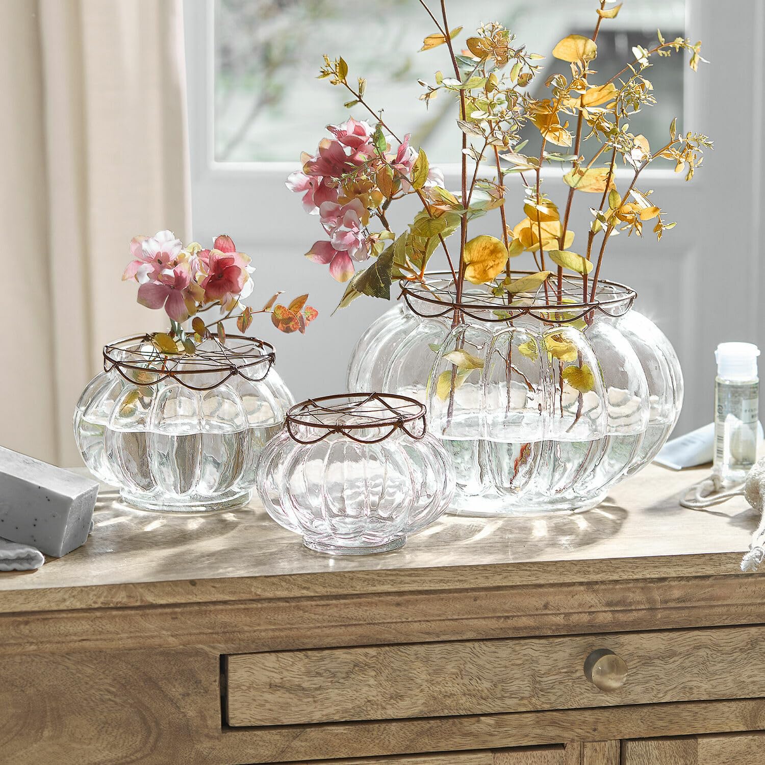 Loberon Vase 3er Set Xyphine, DREI Größen, Romantische Nostalgie, Mundgeblasen, Gitterabdeckung gibt Blumen Halt, Blumenvase, Dekoration Glas, Eisen, klar/braun | DREI Größen, Romantische Nostalgie, Mundgeblasen, Gitterabdeckung gibt Blumen Halt, Blumenva