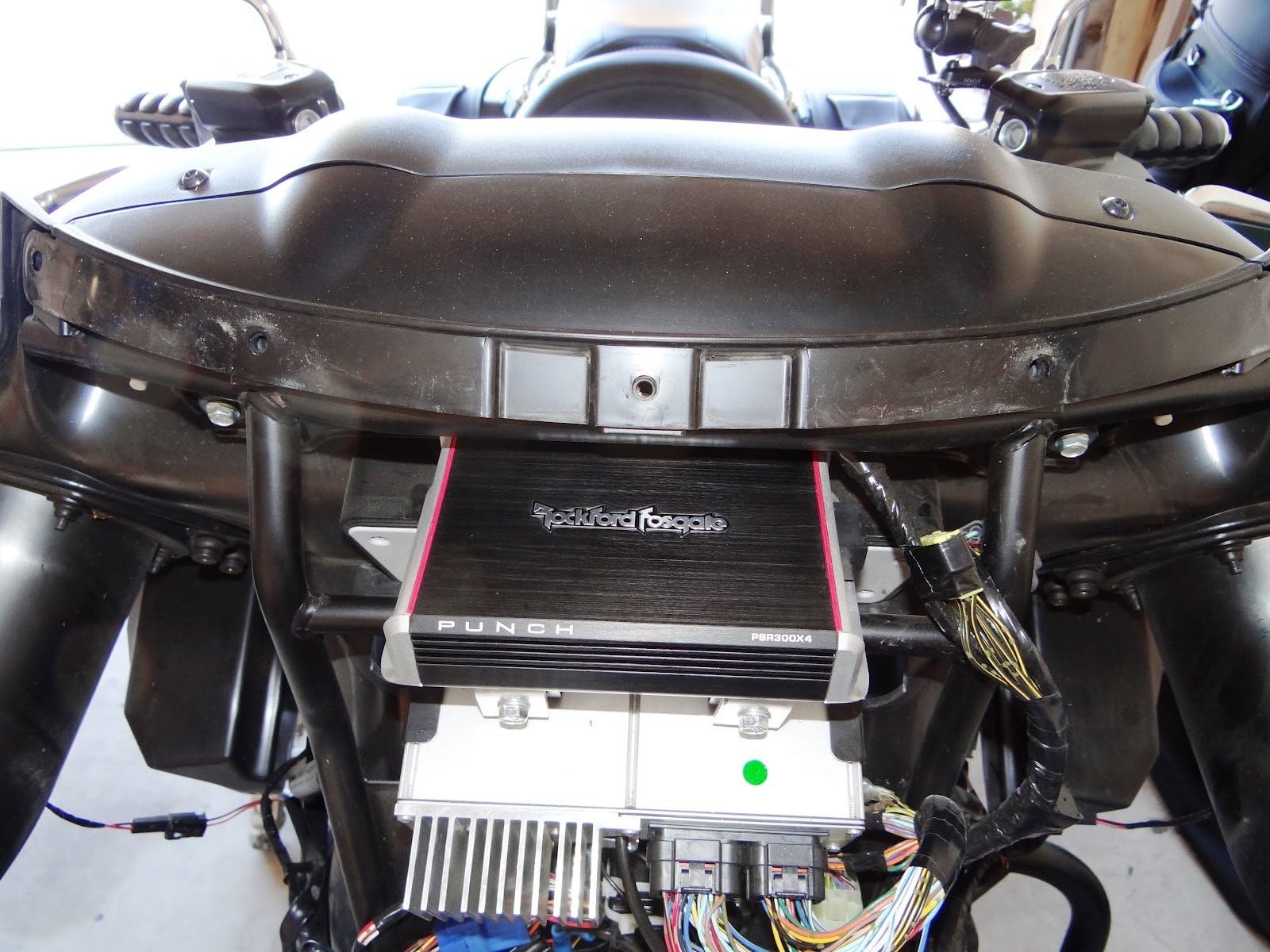 Kustom Cycle Parts Kawasaki Vaquero and Voyager Wiring Kit and Amp Mount Rockford Fosgate PBR300X2 PBR300X4