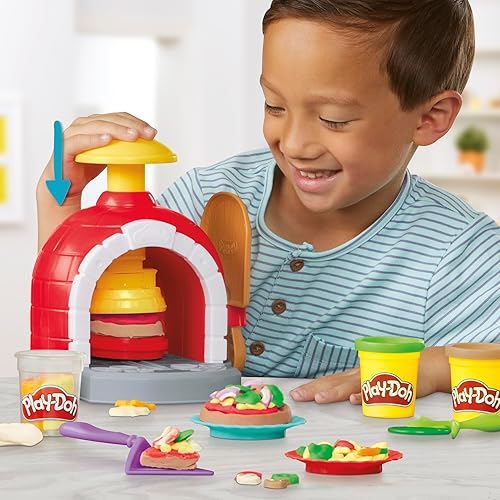 Miniatura 3 de Play-Doh Kitchen Creations - Juego de horno de pizza con 6 latas y 8 accesorios, suministros para el aula de regreso a clases, juguetes de comida y