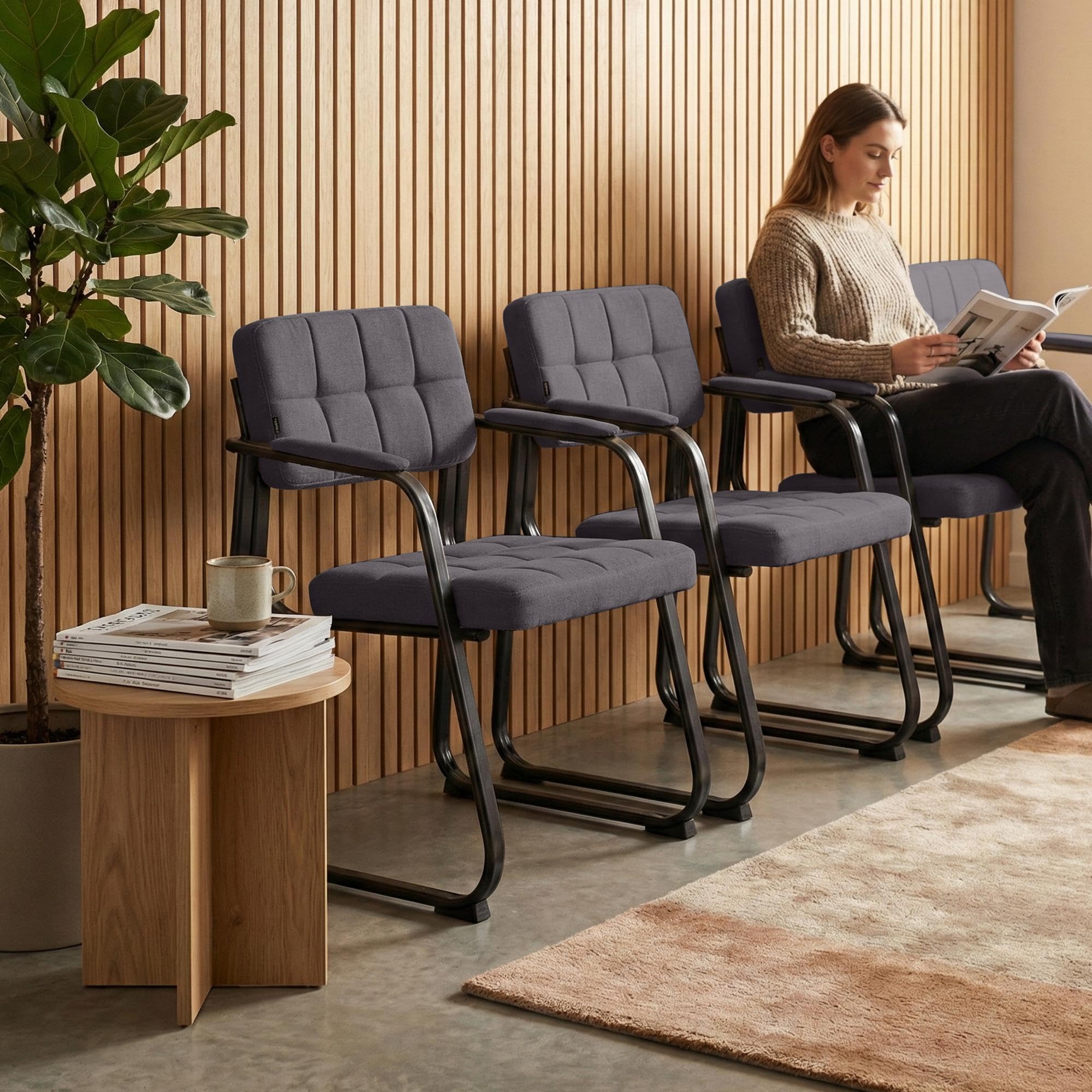 CLP Sedia con braccioli Canada B, sedia visitatore imbottita, struttura in metallo nero opaco, sedia da conferenza, sedia sala d attesa tessuto, Colore:grigio scuro