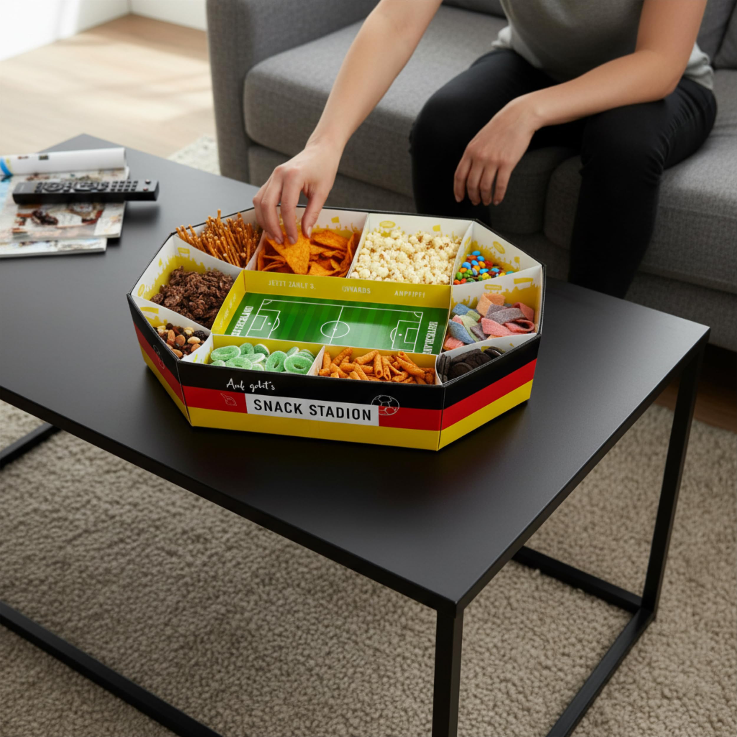 40YARDS Fußball Snack Stadium XXL 61x43 cm Deutschland Fanartikel | Großes Snackstadion für Fußball WM 2026 | Fussball Deko für Weltmeisterschaft | Party Snackschale | Deutschland Flagge + Tippspiel