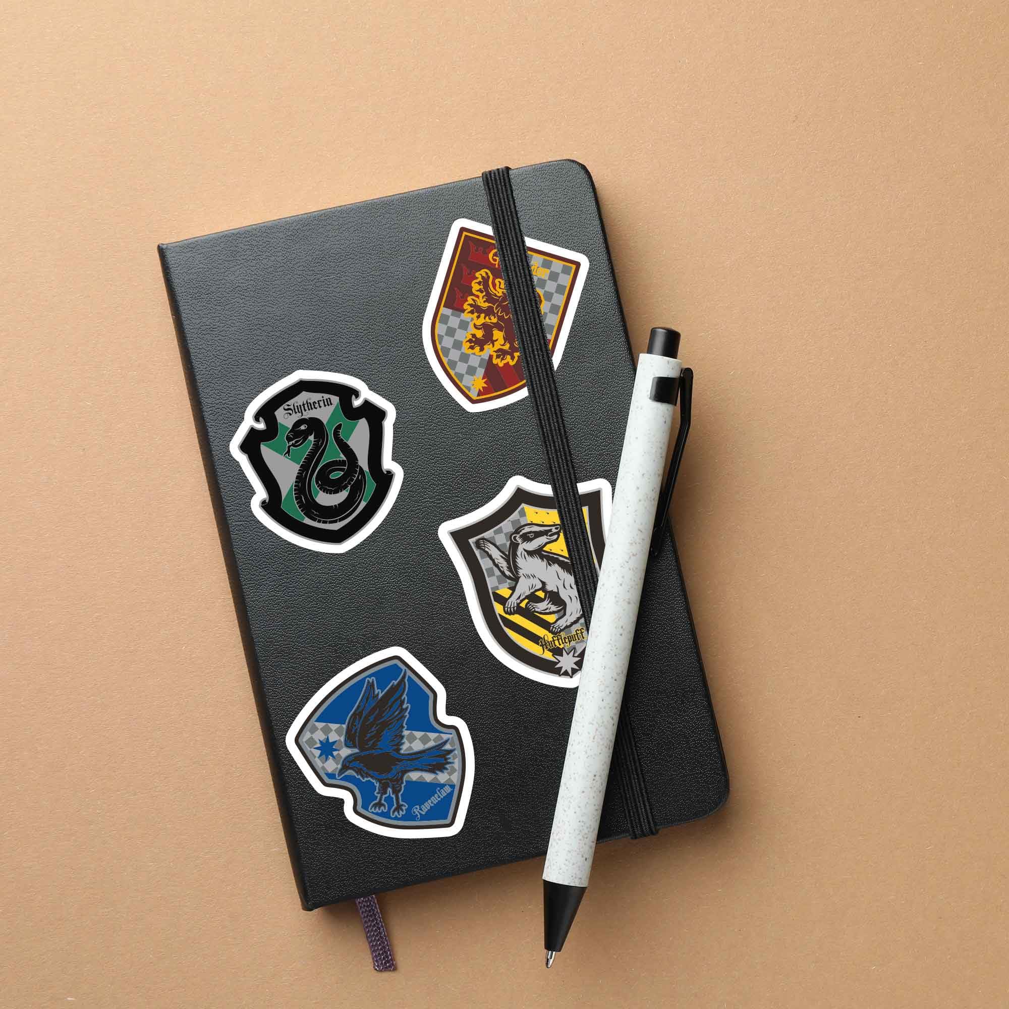 Harry Potter Hogwarts Hauswappen Aufkleber – 16 Stück – Gryffindor, Slytherin, Ravenclaw, Hufflepuff – Offiziell Lizenziert – Perfekt Zum Basteln & Verzieren Harry Potter Hogwarts Hauswappen Aufkleber – 16 Stück – Gryffindor, Slytherin, Ravenclaw, Hufflepuff – Offiziell Lizenziert – Perfekt Zum Basteln & Verzieren