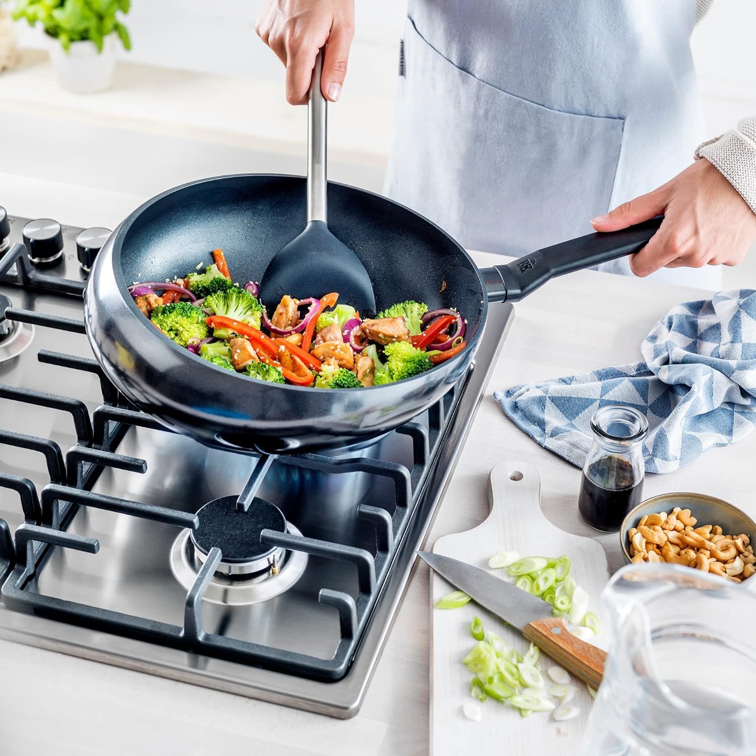 BK Wokarang Padella Wok in Ceramica Antiaderente Sana da 30 cm, Manico in Acciaio Inox, Senza PFAS, Induzione, Sicura per Forno e Griglia fino a 160°C, Durevole e Professionale, Lavastoviglie, Nero