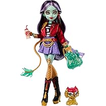 Monster High – Jinafire Long, bambola dragone con cagnolino Cloudy “Yun Yun” e 7 accessori tra cui un album da disegno, una bevanda allo yogurt e uno zaino, giocattolo per bambini, 4+ anni, HYV58