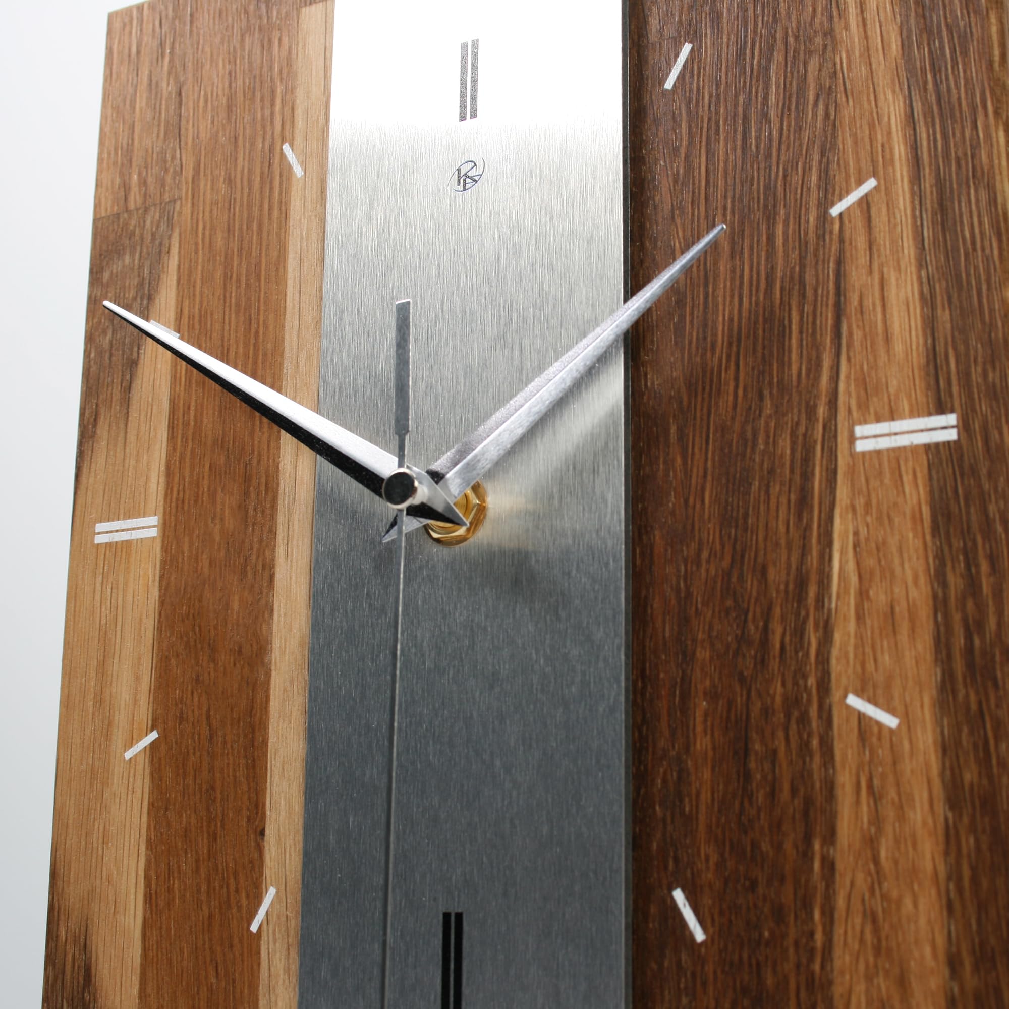 Kreative Feder Designer-STANDUHR Silver Stripe aus MASSIVHOLZ ca. 27x20cm – analoge TISCHUHR ohne Tickgeräusche (Eiche geräuchert, Funkuhrwerk)