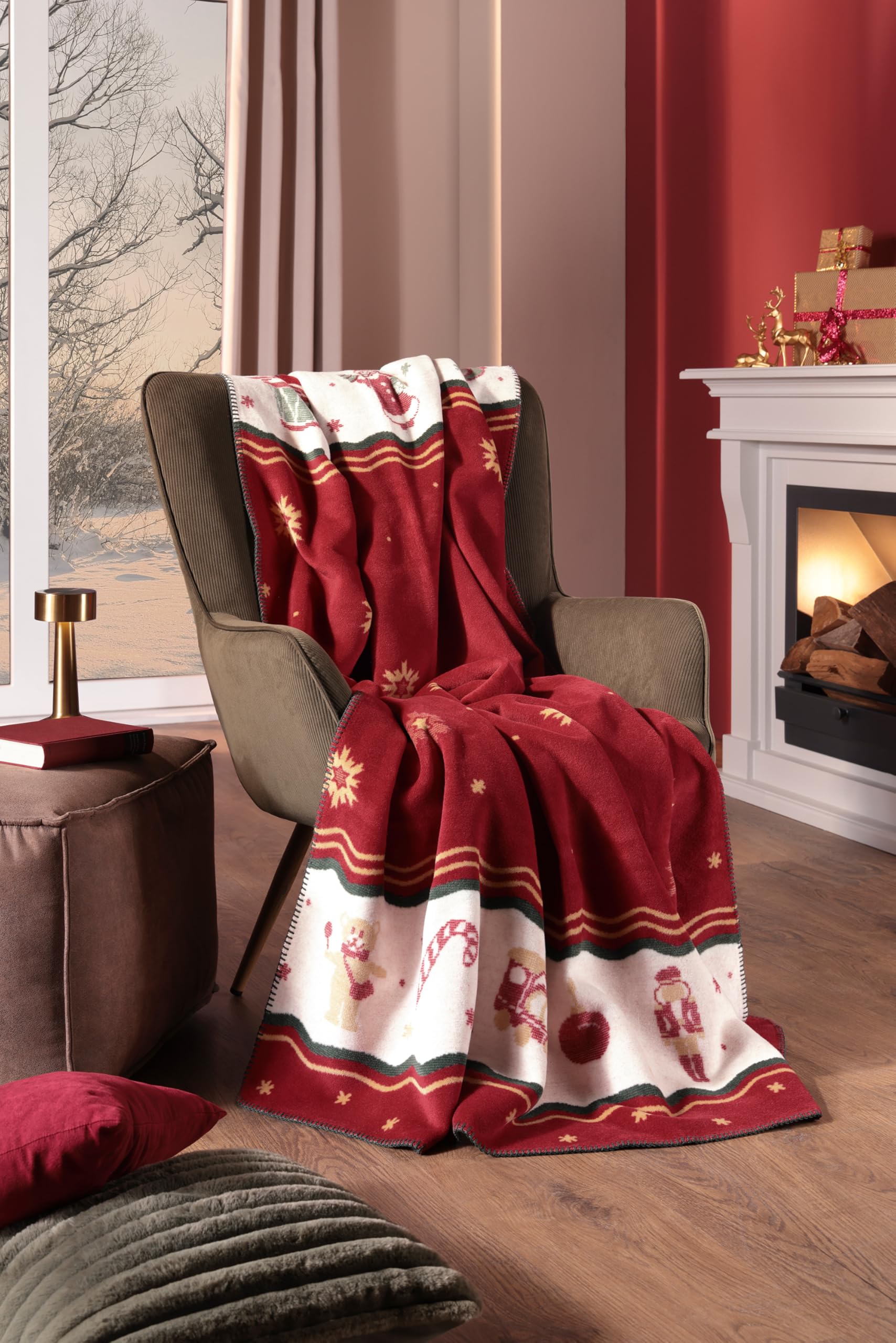 Villeroy & Boch Wohndecke Toy's Delight Ruby, Weihnachtsdecke in 150x200 cm | Made in Germany, weiche Kuscheldecke mit Weihnachtsmotiven, OEKO-TEX Made in Green, rote Sofadecke aus Baumwollmischgewebe