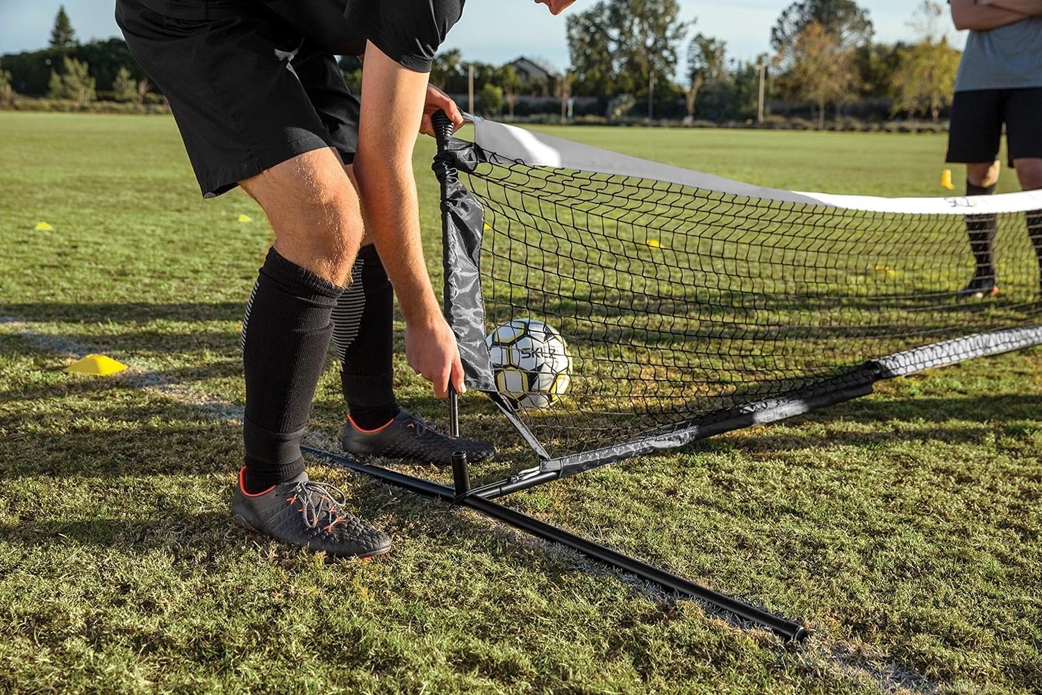 SKLZ Rete da Volley per Calcio,Strumento di Allenamento Divertente e Efficace,Rete Larga 365 cm,Altezza Regolabile 61-91 cm,Ideale per Migliorare Controllo e Tecnica,Colore Alta visibilità - Blu