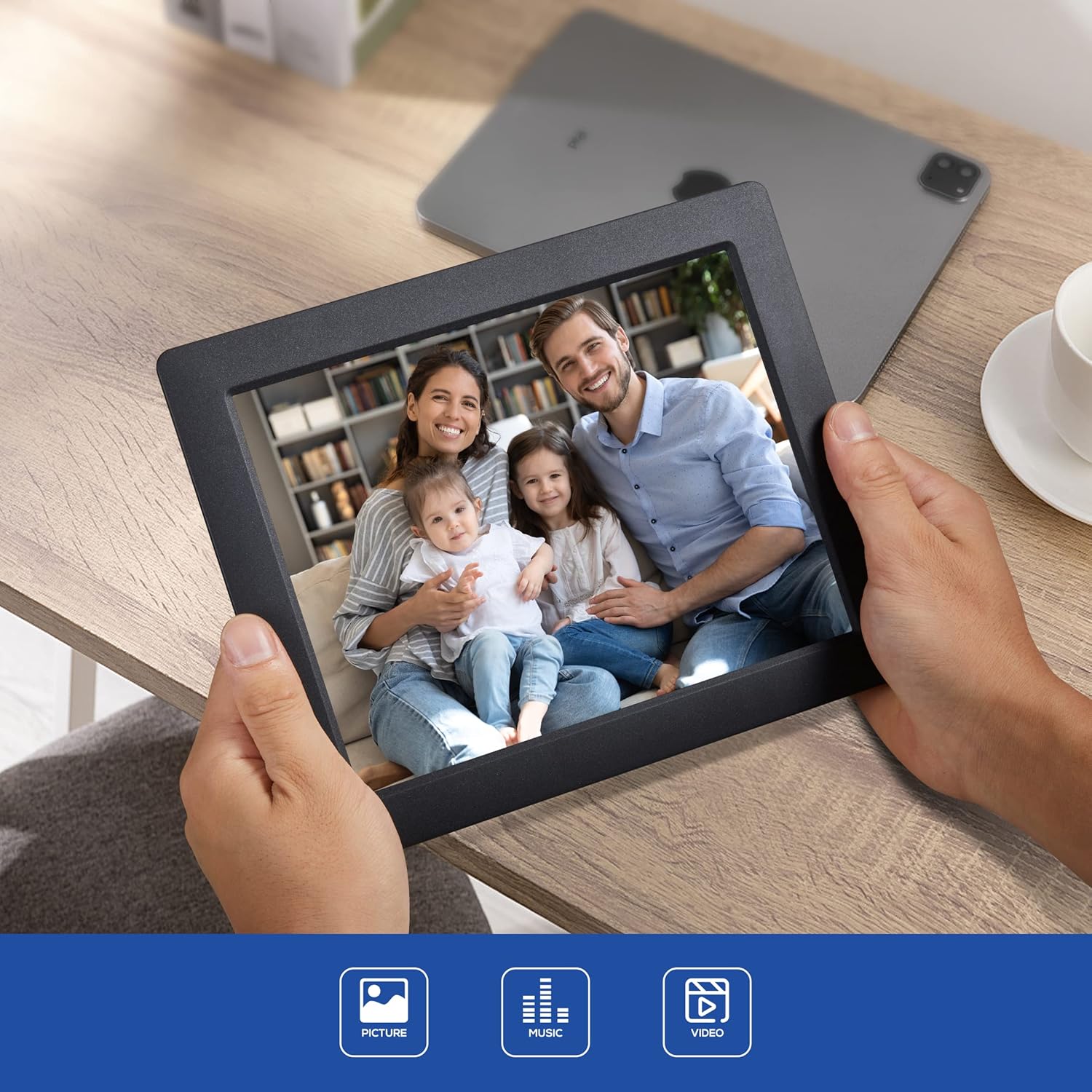 Zadní view of LOVCUBE 8-Inch Digital Photo Frame L08X with labeled ports