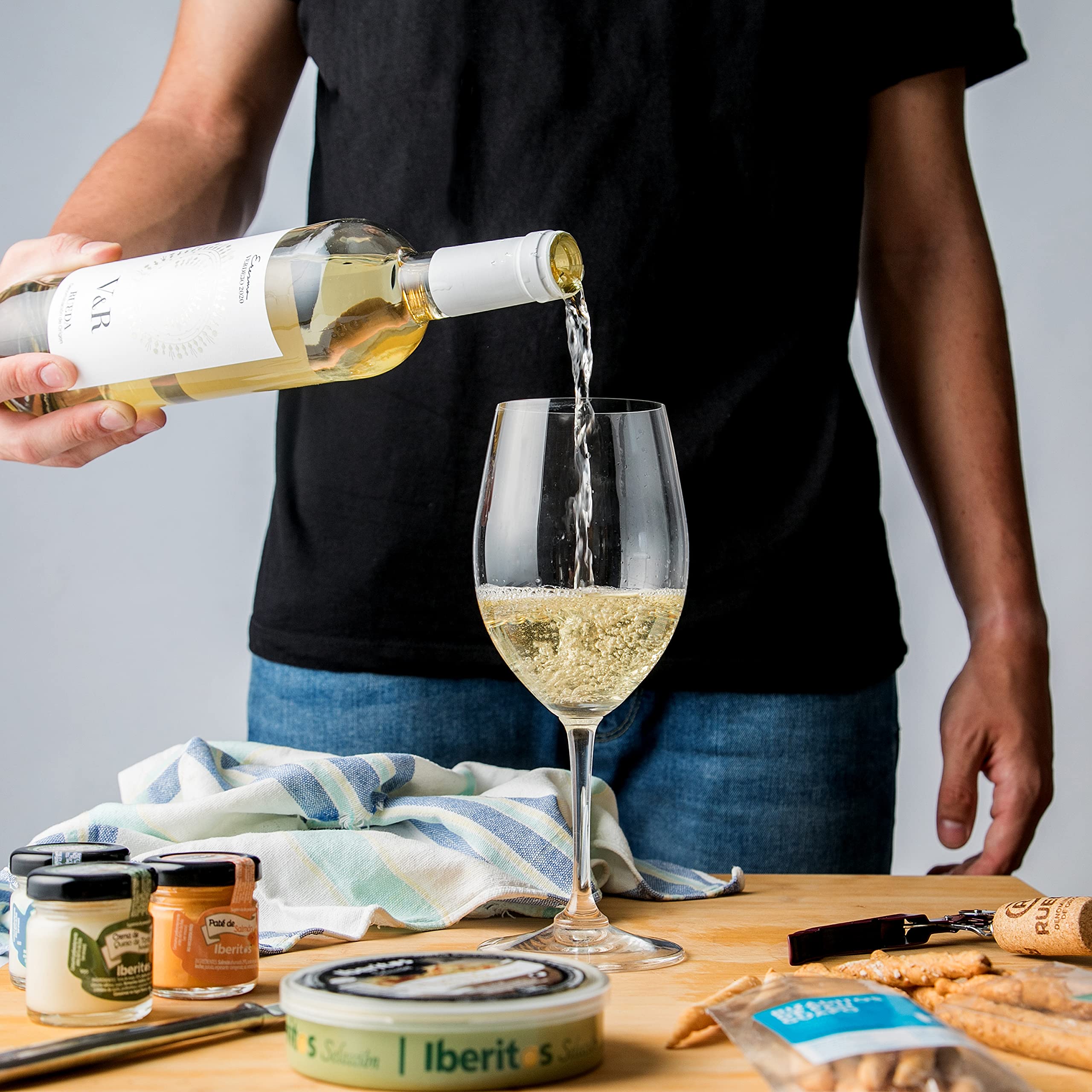 Cesta Regalo Gourmet Vino Blanco Verdejo Paté Brandada Bacalao Salmón Hummus Garbanzo Berberechitos Marisol Anchoas Picos Artesanos