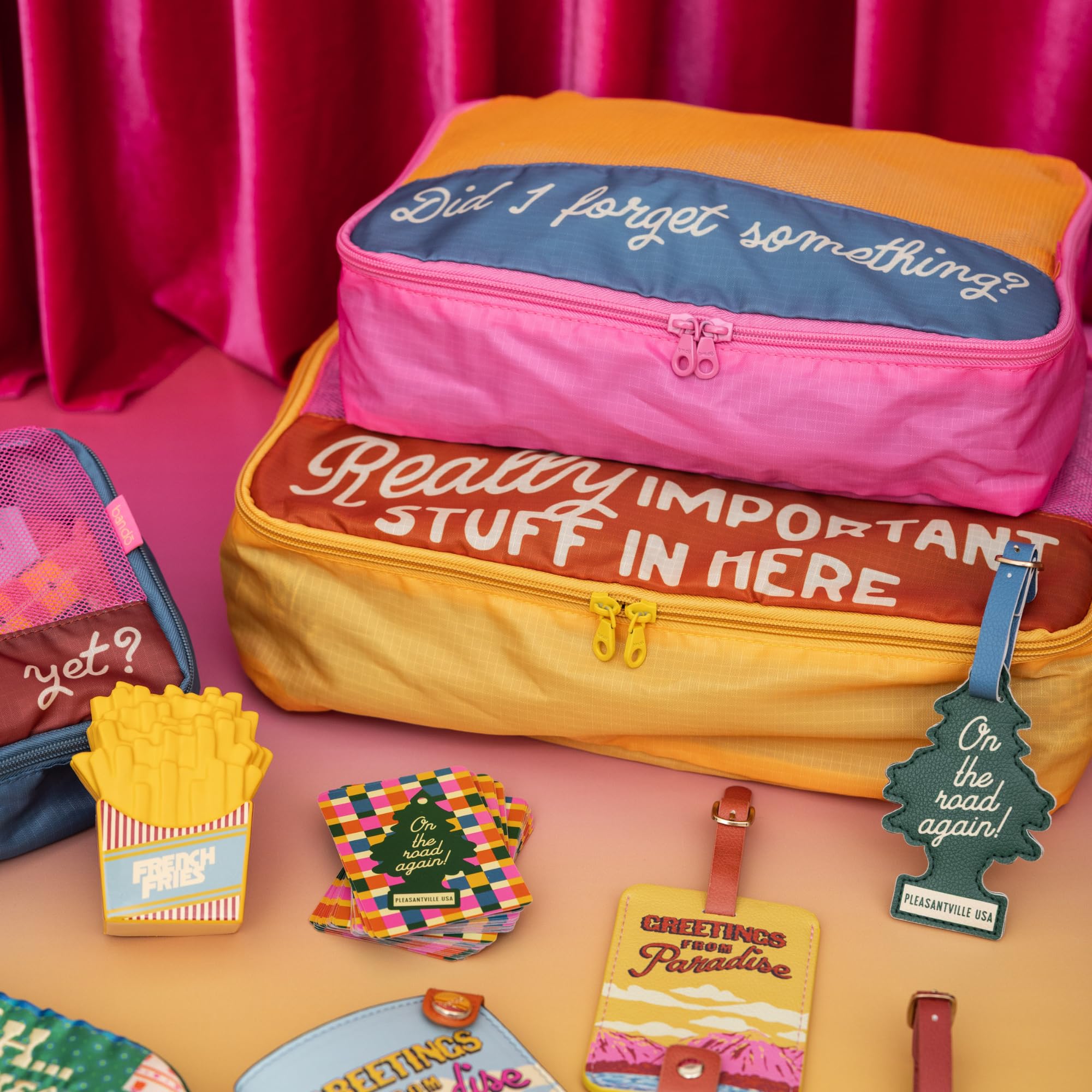 ban.do Packwürfel 4er Set, Wirklich wichtiges Zeug, 9.8 liters | Polyester und Netzstoff, inklusive 4 faltbaren Gepäcktaschen in verschiedenen Größen mit Zitat-Designs