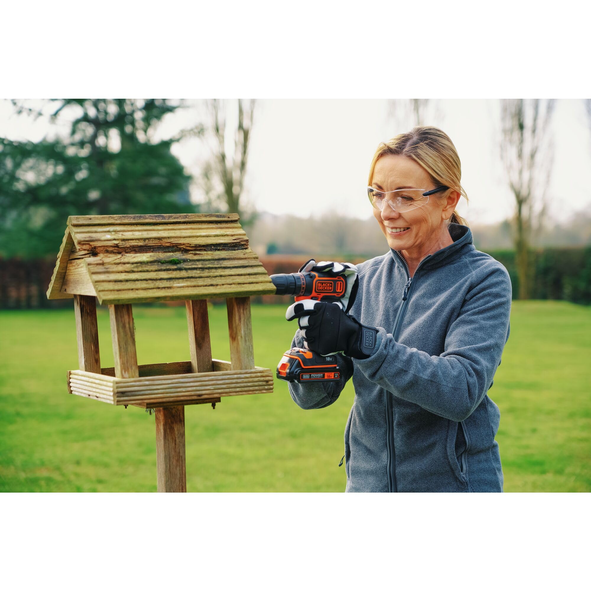 BLACK+DECKER Taladro Atornillador 18V, Par máximo 30Nm, Portabrocas 10mm, 1 Batería Litio 1.5Ah, Luz LED, Incluye Cargador 400mA y Maletín - BDCDC18K-QW