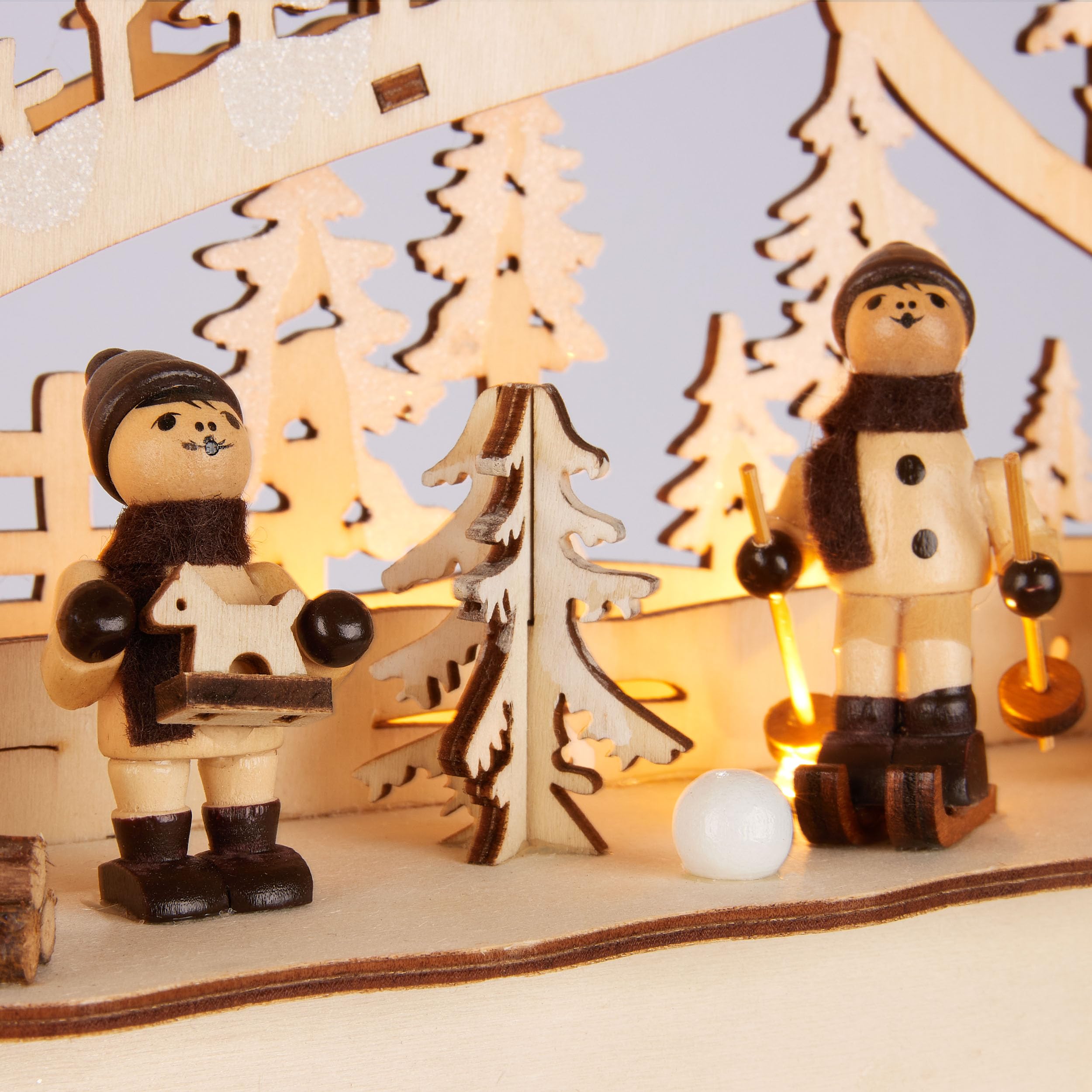 BRUBAKER 3D Lichterbogen - LED Schwibbogen - Schlittenfahrt im Wald - Weihnachtsbeleuchtung aus Holz Natur - 22 x 32 x 9 cm - Handbemalte Figuren - Weihnachtsdeko für Tisch & Fenster