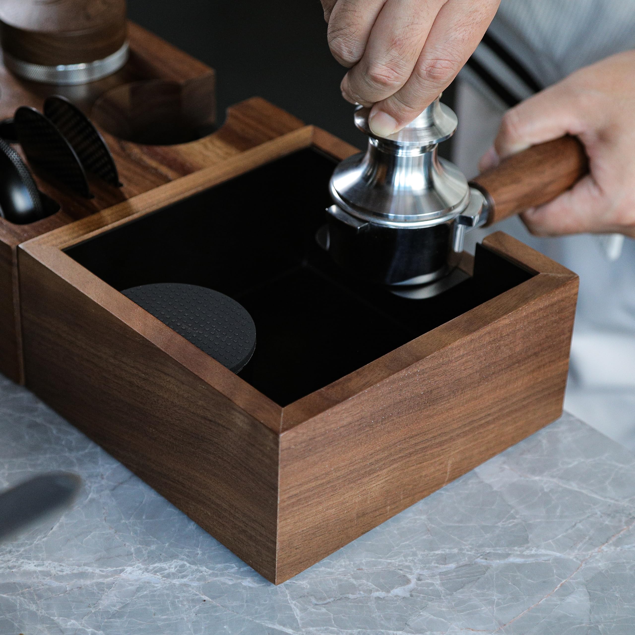 58,5mm Espresso Zubehör Set aus Walnussholz, 6-teiliges Barista Kit mit Kalibriertem Tamper, Distributor, Tamperstation mit Knock Box, Dosiertrichter und Puck Screen