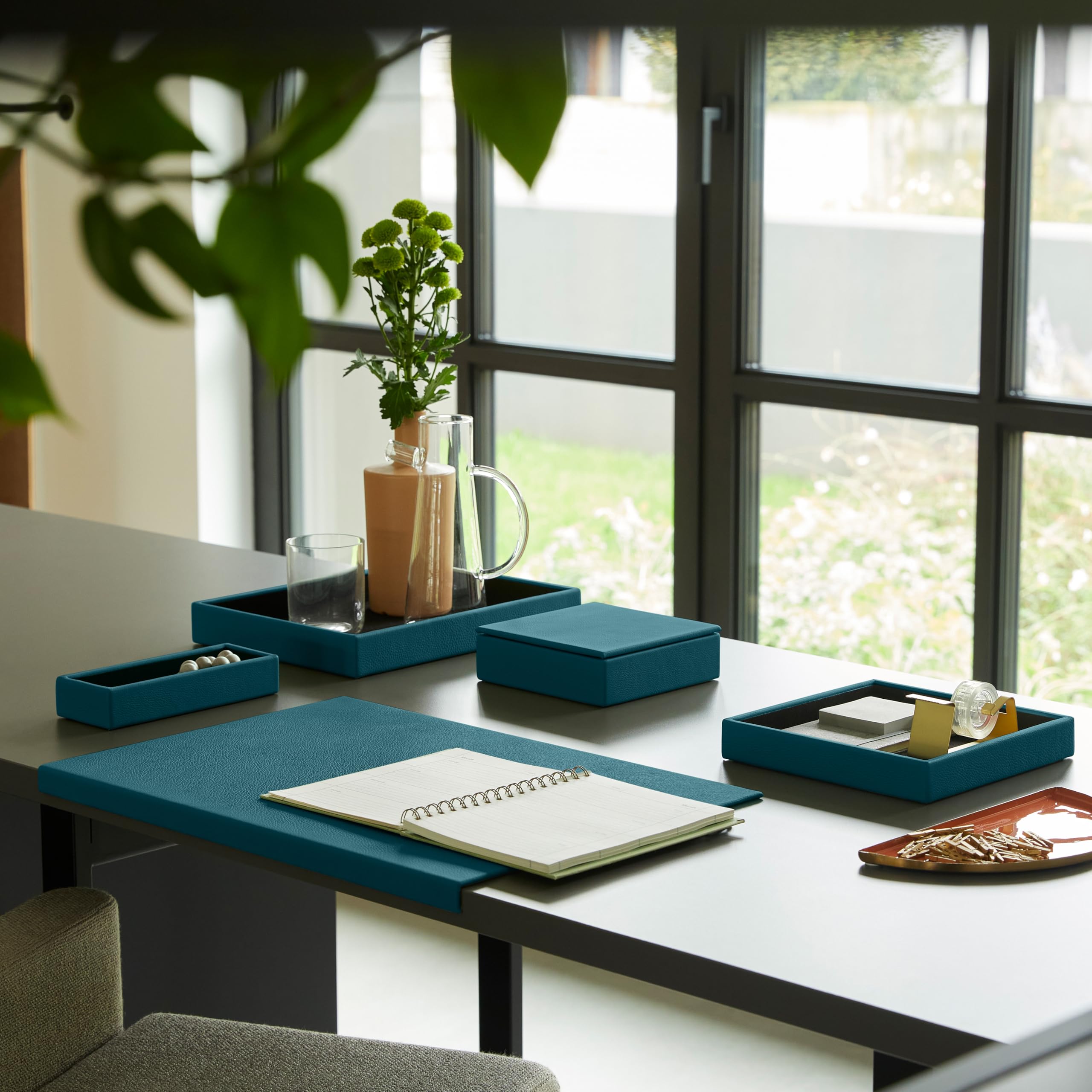 Eglooh - Atena - Vassoio Portapenne da Scrivania Ufficio in Vera Pelle Blu Petrolio - Design Rettangolare e Finiture Artigianali - cm 20 x 7,5 x H.3,5 - Interamente Made in Italy