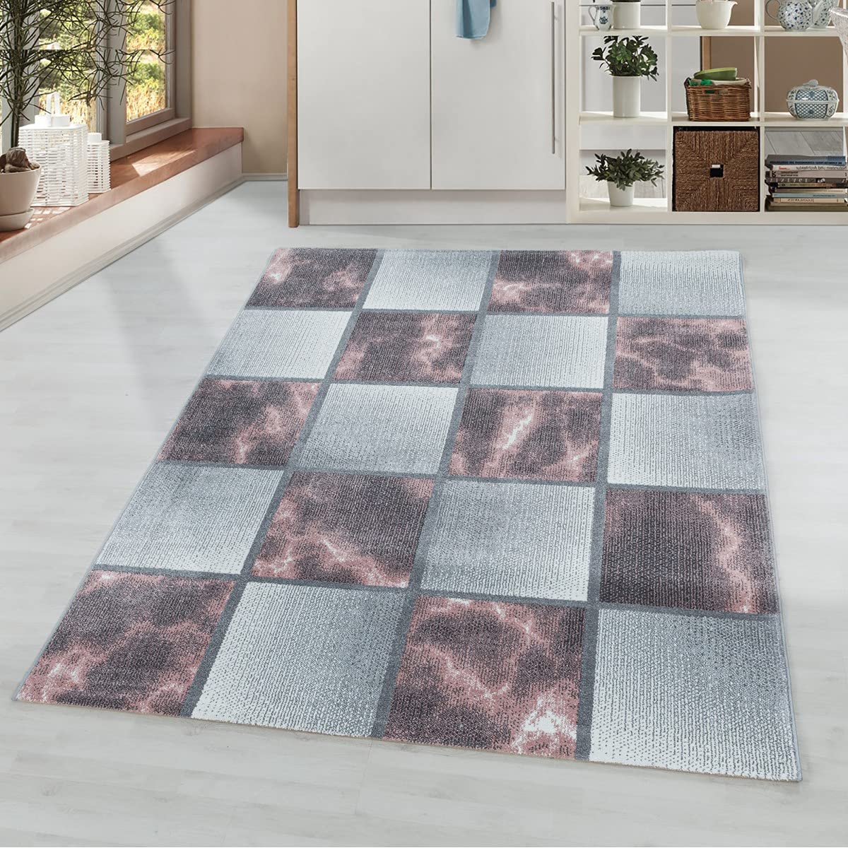 Tapis rose gris carré marbré doux pour réchauffer un salon froid
