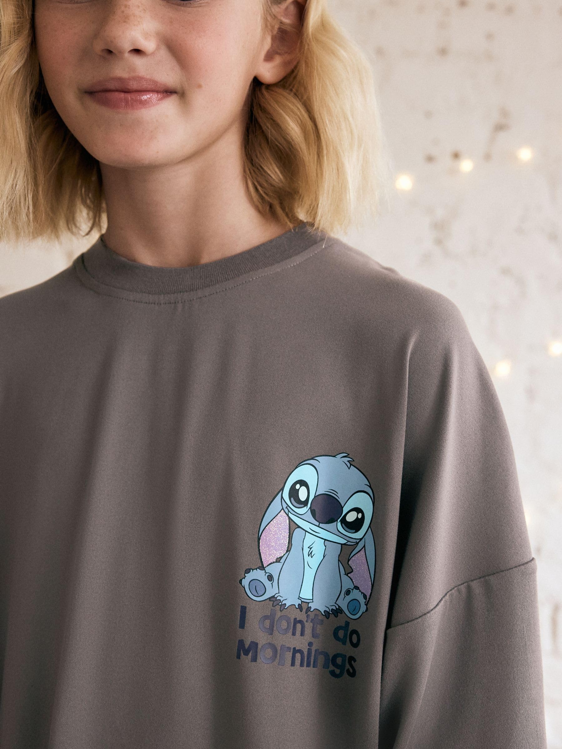 NEXT Ragazza Confezione da 2 Completi Notte Lilo & Stitch | Bambino, con stampe con licenza di Lilo & Stitch in una silhouette squadrata e un colletto girocollo