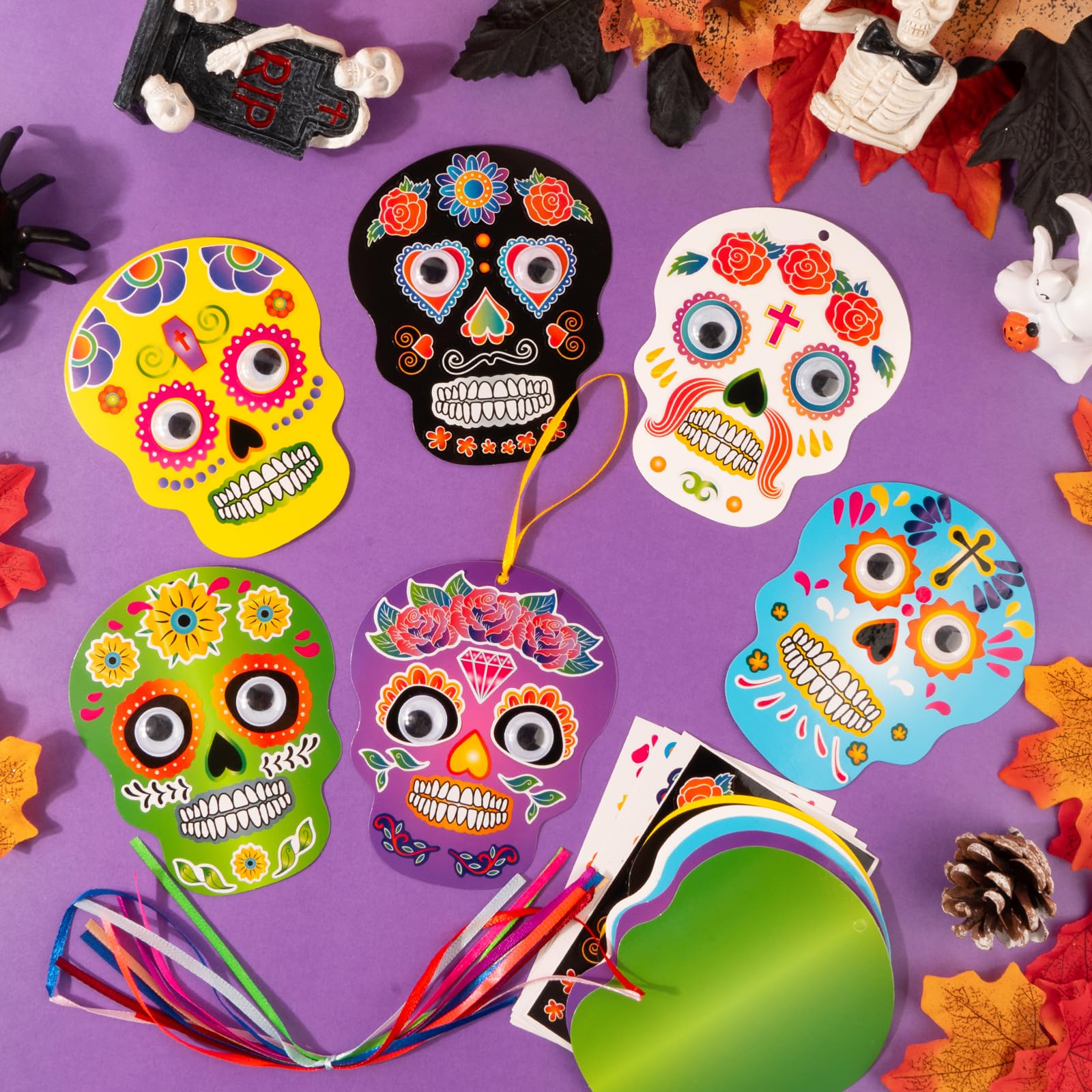 BOOMTOP Halloween Bastelset – 12 Schädel-Anhänger, Bunt, Mit Aufklebern