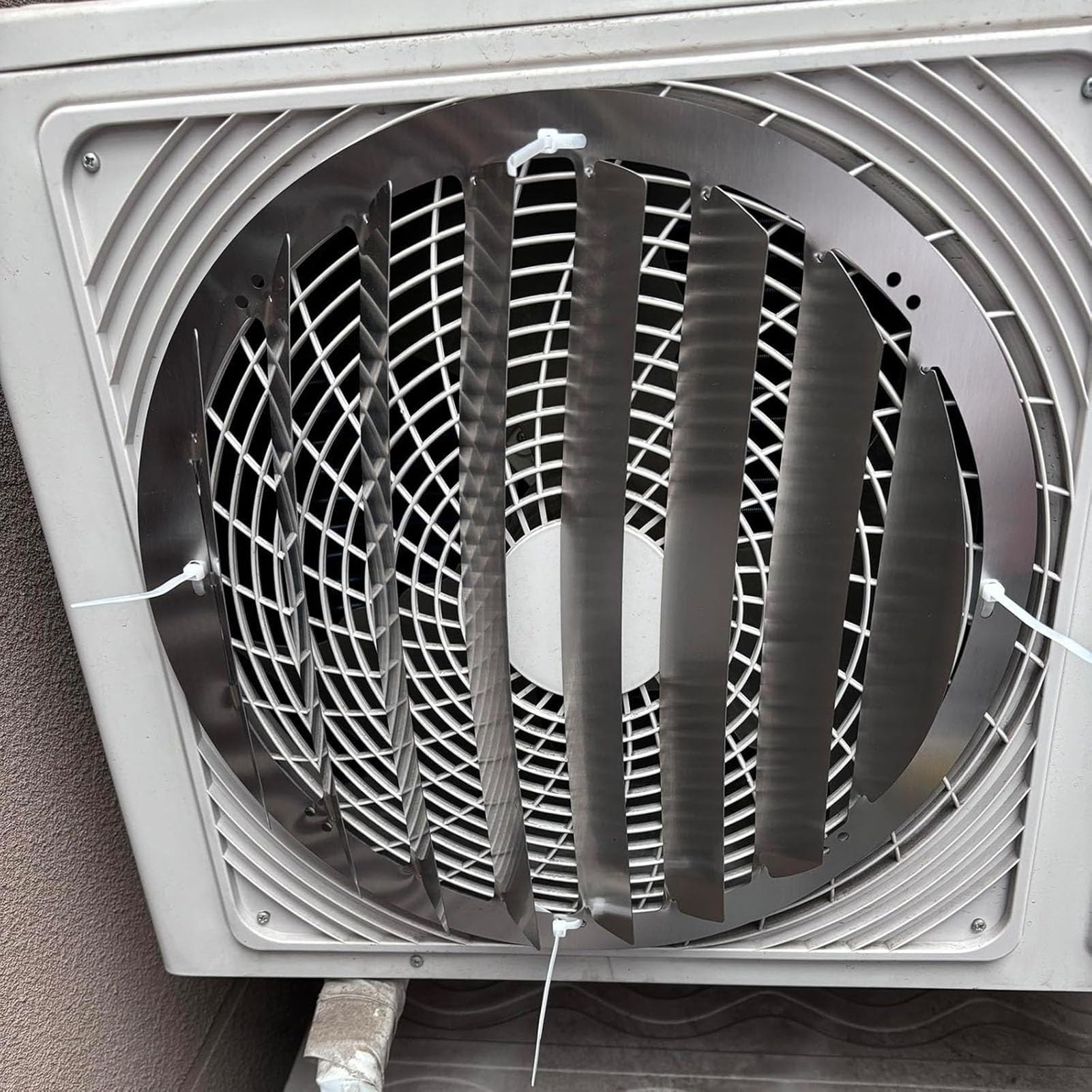 Déflecteur de climatiseur, déflecteur de Guidage d'air pour climatiseur avec persiennes Anti-soufflage Direct, Grille de Protection extérieure pour Pompe à Chaleur (48 x 48 cm / 18,8 x 18,8