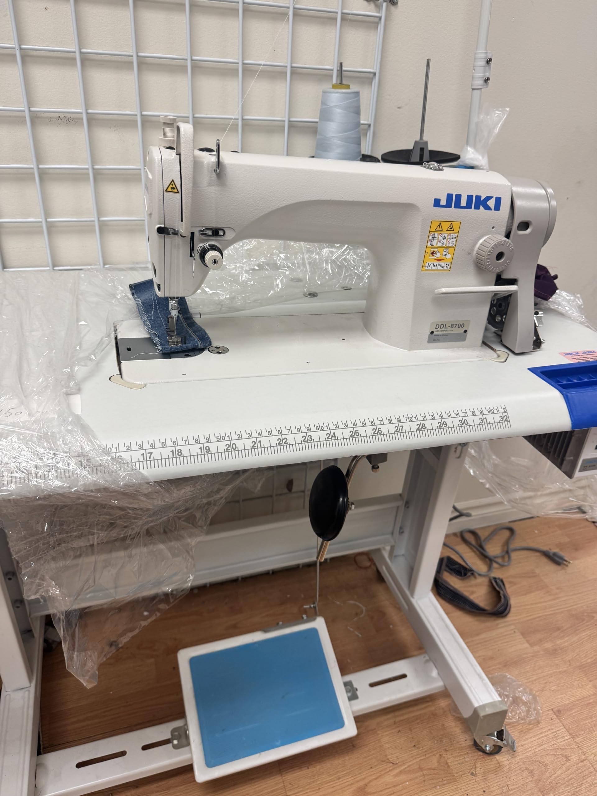 Industrial Sewing Machine Juki DDL-8700 Lockstitch Sewing Machine with Ergonomic Chair + Servo Motor + Table Stand Cut Juki DDL8700 Combo + LED Lamp Commercial Grade Sewing Machine