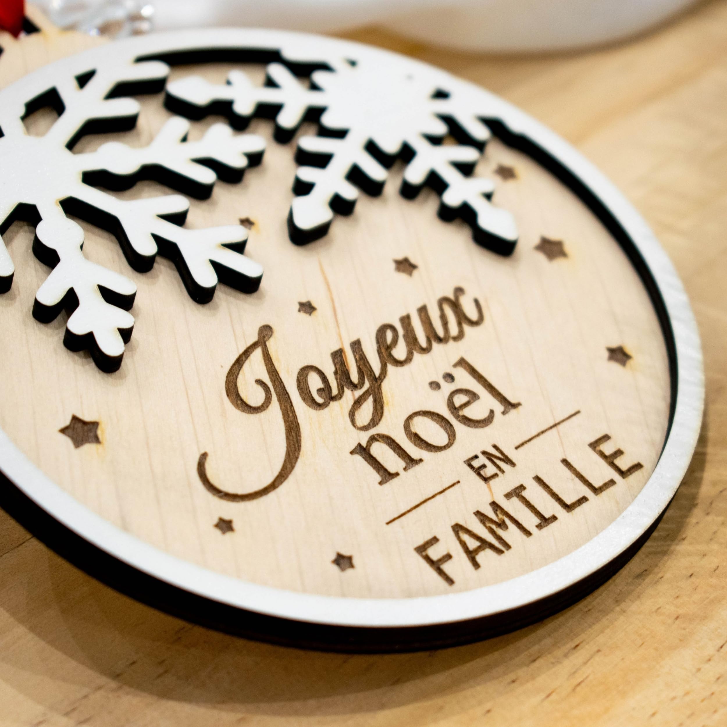 Boule De Noël En Bois Gravée « Joyeux Noël » – Fabriquée En France, Artisanale – Diamètre 10 Cm