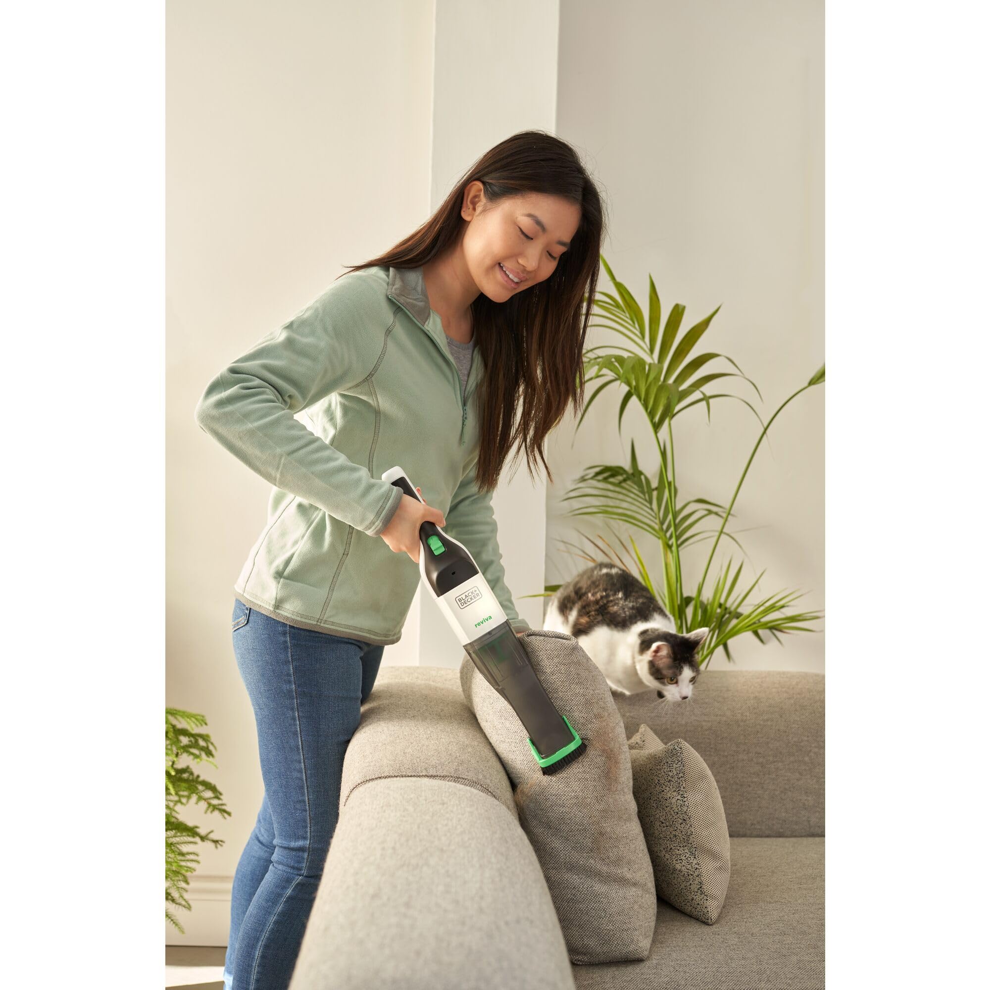 Black+Decker REVHV8CA-QW Aspirabriciole Manuale REVIVA 7.2 V, Bianco e Verde