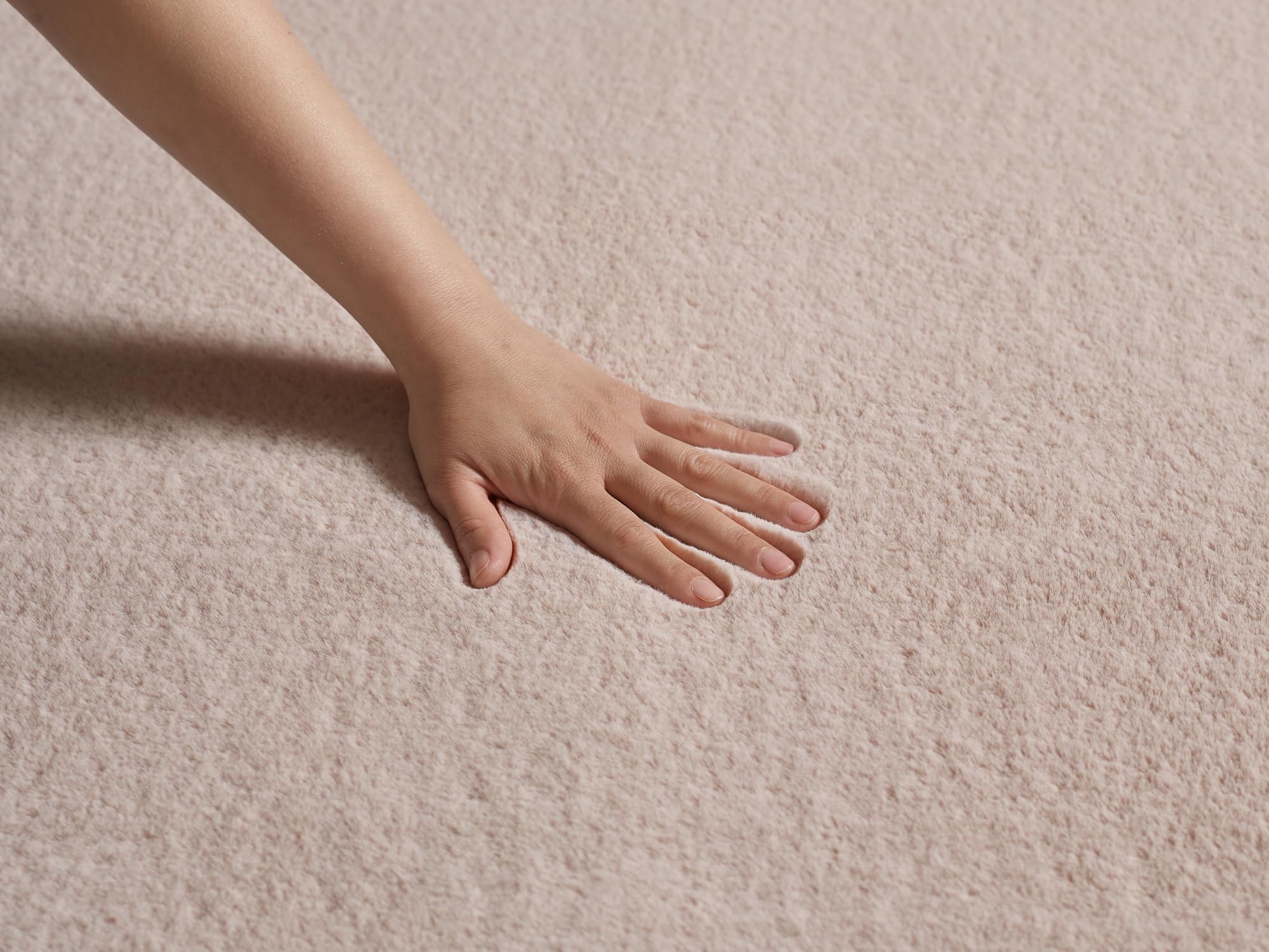 the carpet Cosy – Kuscheliger Fellteppich, Weich & Elegant, Waschbar und Für Fußbodenheizung Geeignet, Öko-Tex Zertifiziert, Hochwertiger Kunstfell Teppich, Rosa, 160 x 220 cm