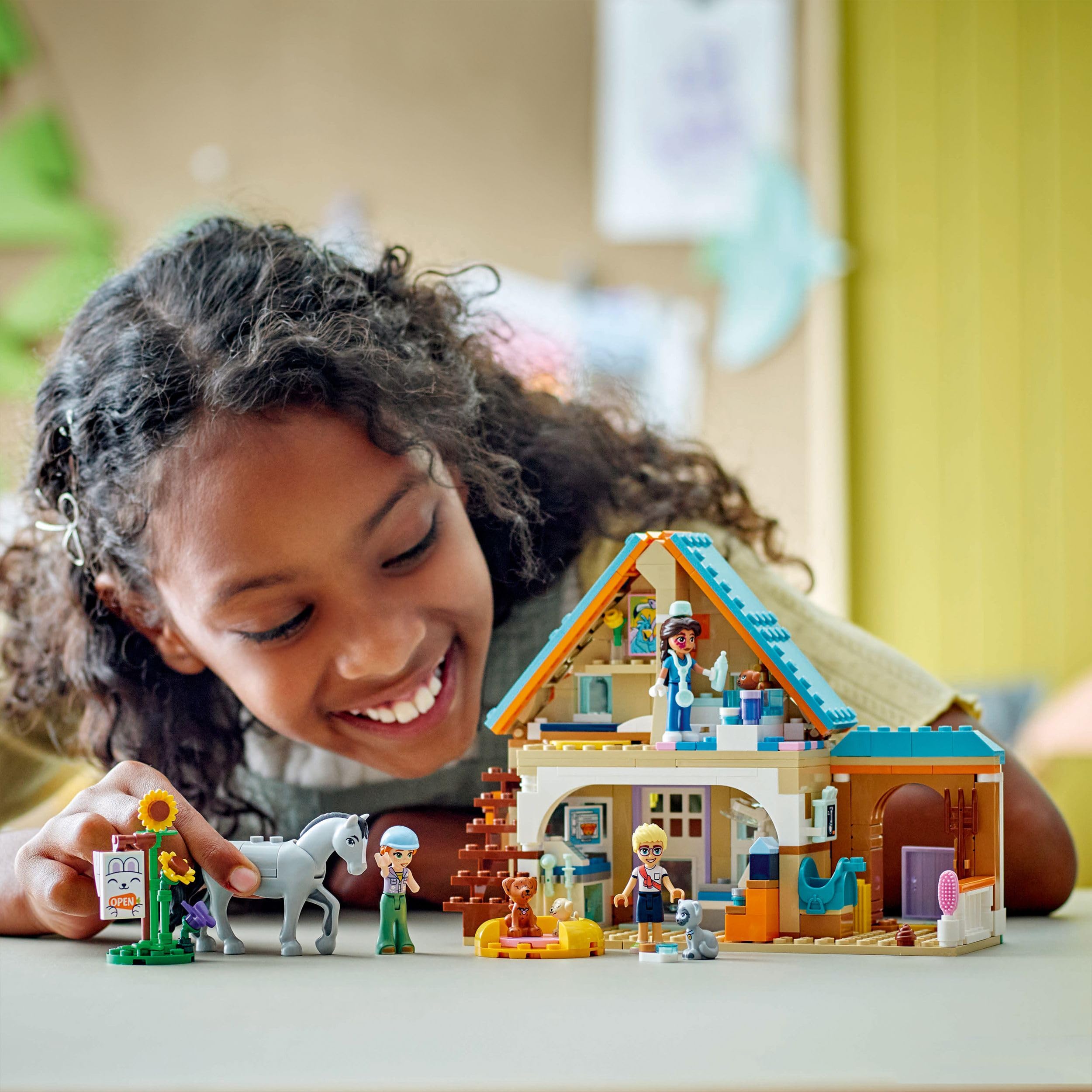 LEGO Friends Cavallo e Clinica Veterinaria Giocattolo per Animali Domestici - con Cavallo, Gatto, 3 Cani, 3 Mini Bamboline, Stalla e Accessori - Regalo di Compleanno per Bambine da 6 Anni - 42651