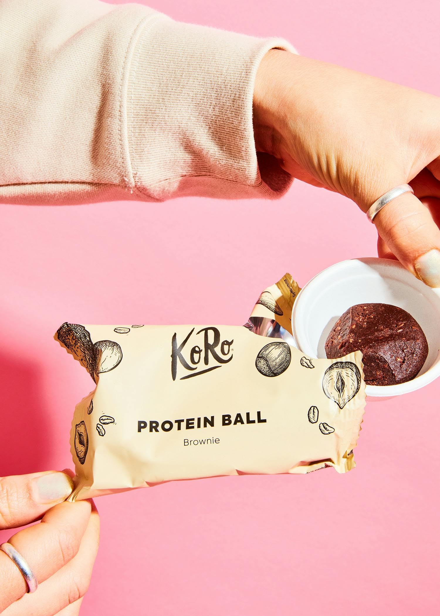 KoRo - Protein Ball saveur Brownie 14 x 30 g - Source de protéines végétales (16g/100g) - À base de dattes et de cacao - Snack vegan