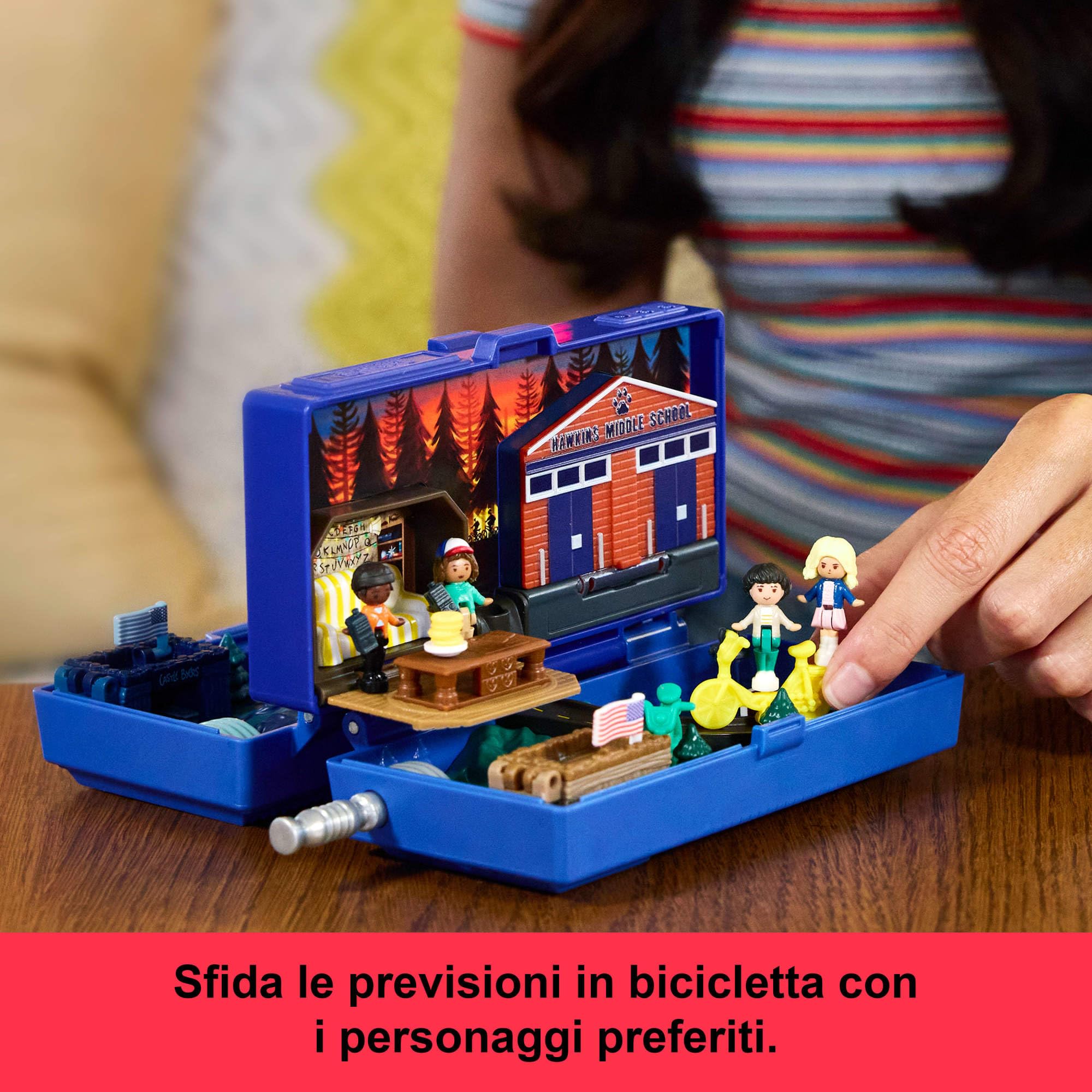 Polly Pocket Stranger Things - Cofanetto Walkie Talkie, playset edizione speciale da collezione con 6 bambole dei personaggi della serie e 10 accessori inclusi, giocattolo per bambini, 4+ anni, HWP22