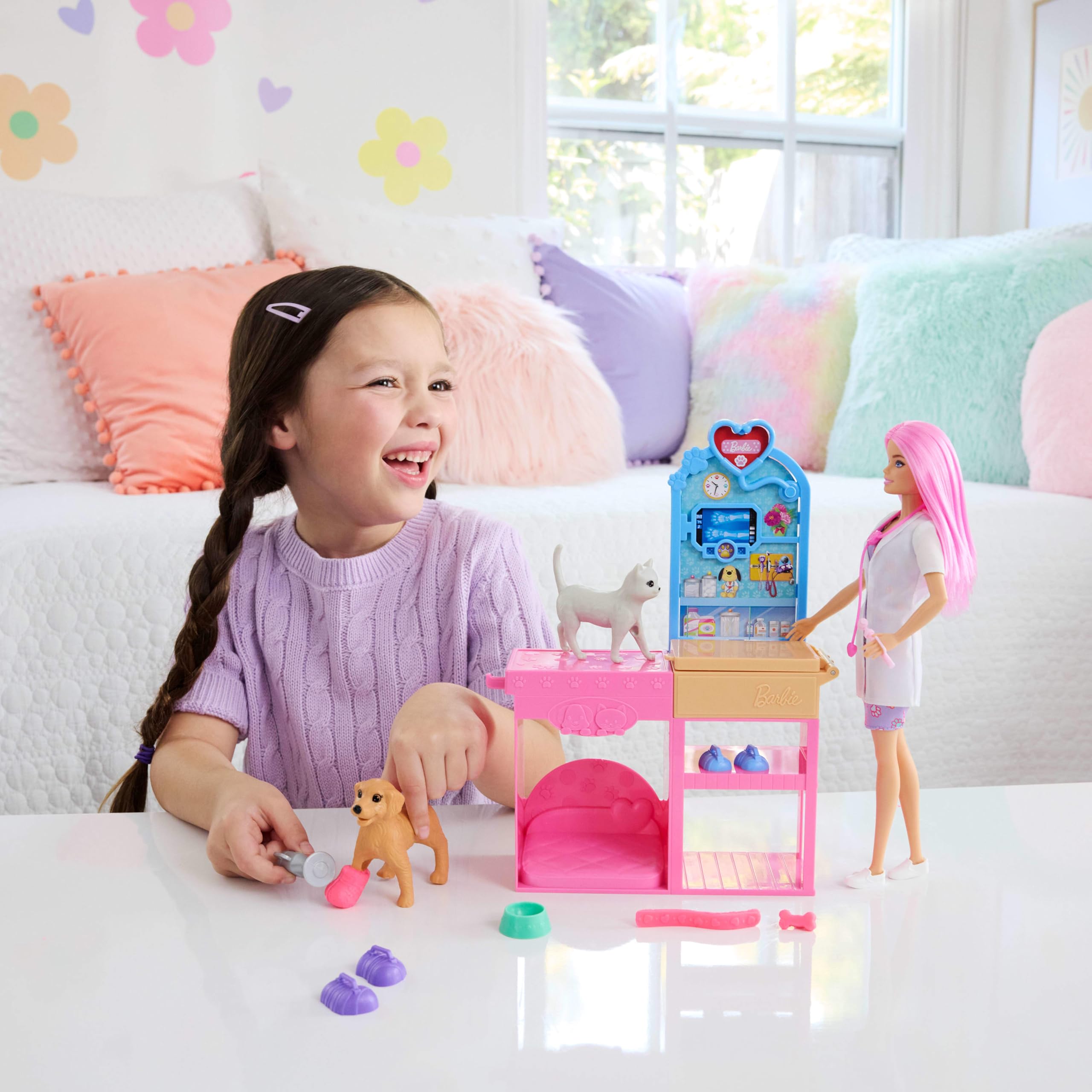 Barbie Gute Besserung Tierkrankenstation-Spielset aus Modepuppe mit rosa gefärbten Haaren, Tierarzt-Möbeln und mehr als 10 Zubehörteilen, einschließlich Förmchen und Knete zum Bandagieren, JFX93