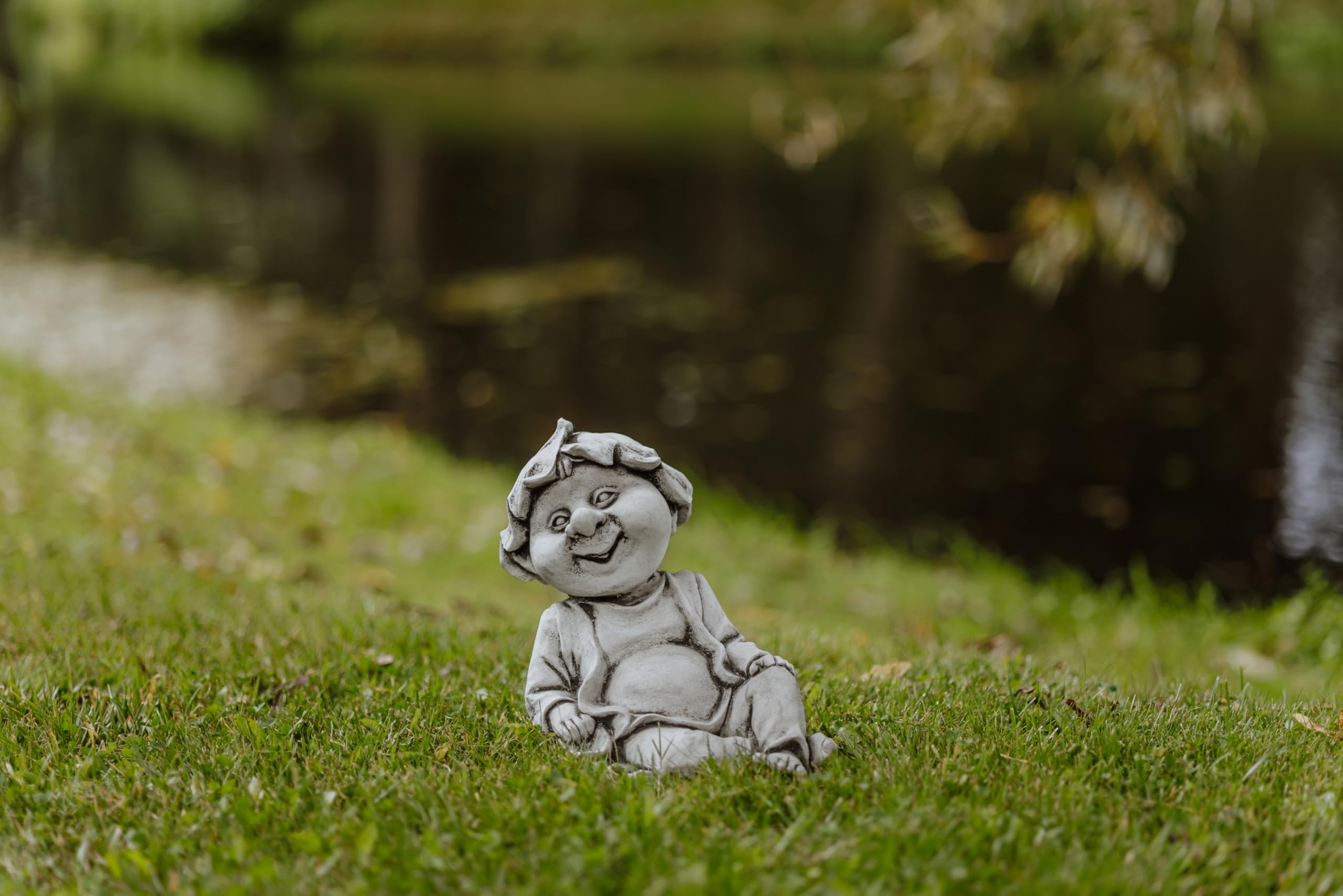 gartendekoparadies.de Steinfigur Gnom Wichtel aus Steinguss, 16 x 25 x 24 cm, Grau, 5 kg, Frostsichere Gartendekoration