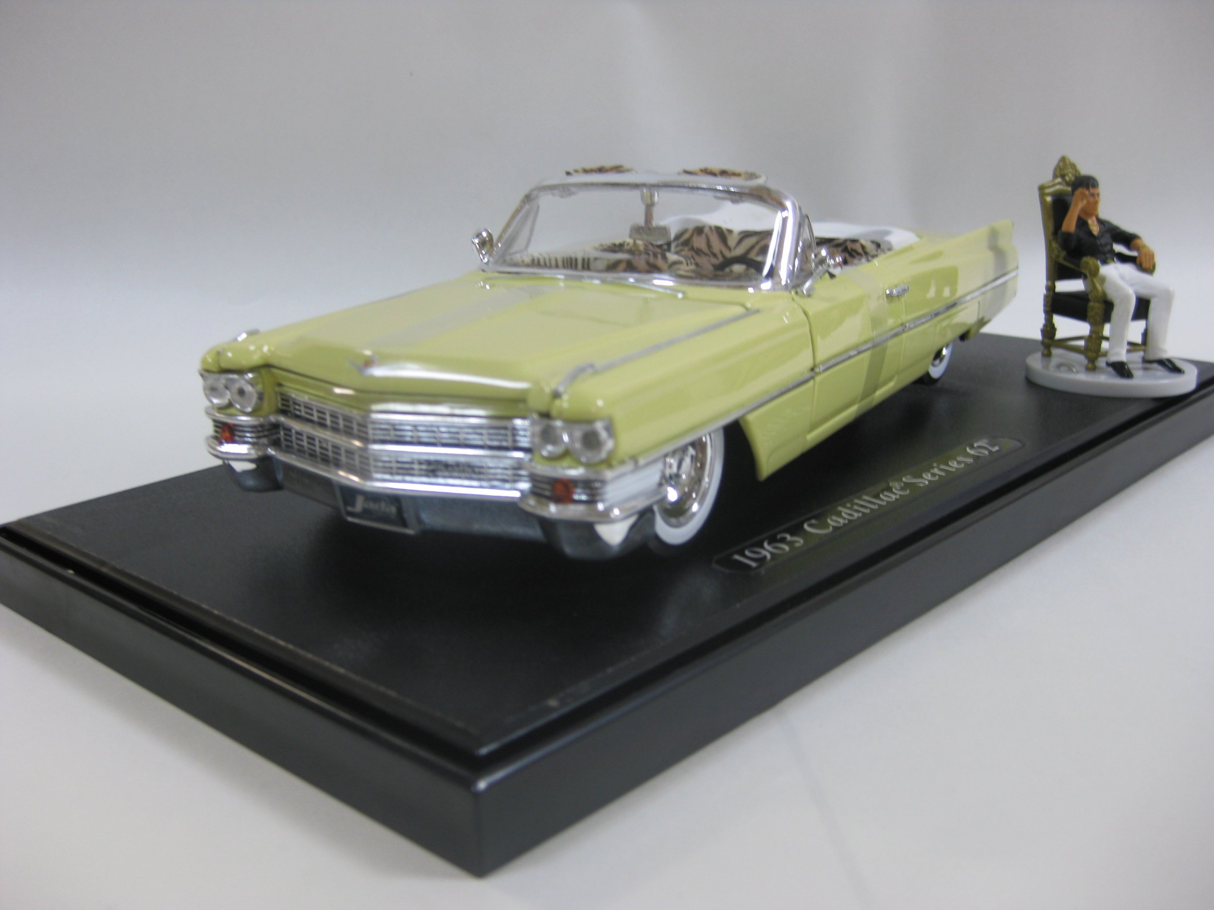 Scarface - 1963 Cadillac Convertible in 1:24 Scale with Figure