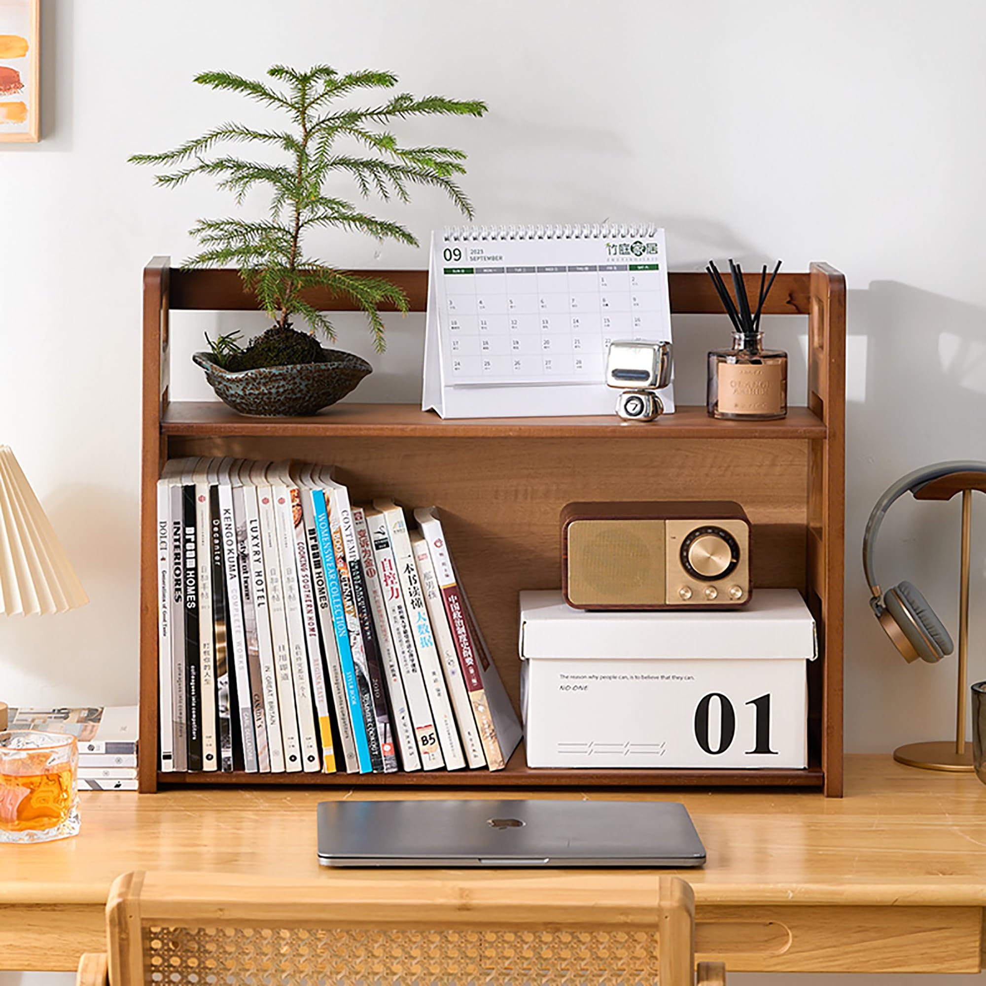 Organizador de escritorio de ratán con estante de almacenamiento de madera, estantería de escritorio para suministros de oficina en casa, estantería sobre estante de computadora, ideal para