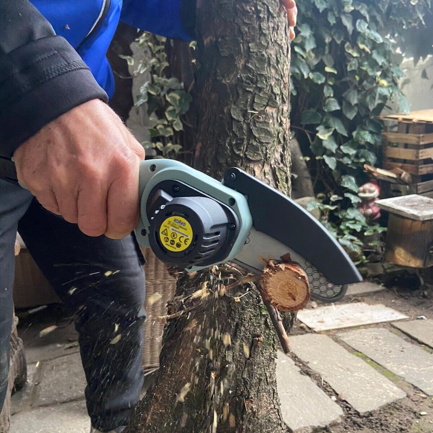 Avilia Mini Elettrosega Ricaricabile a Batteria - Motosega con Velocità Catena 8 M/S, Barra 10,16 cm, Taglio Max 9,5 cm, Peso 1,30 Kg, Accessori Inclusi, 12V, 1500mAh
