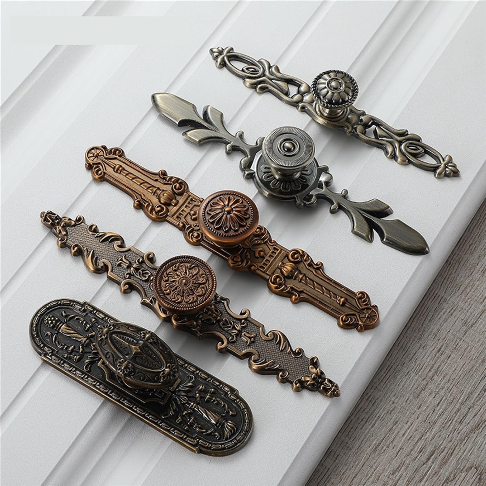 Boutons et poignées antiques en finition laiton vieilli pour sublimer vos meubles