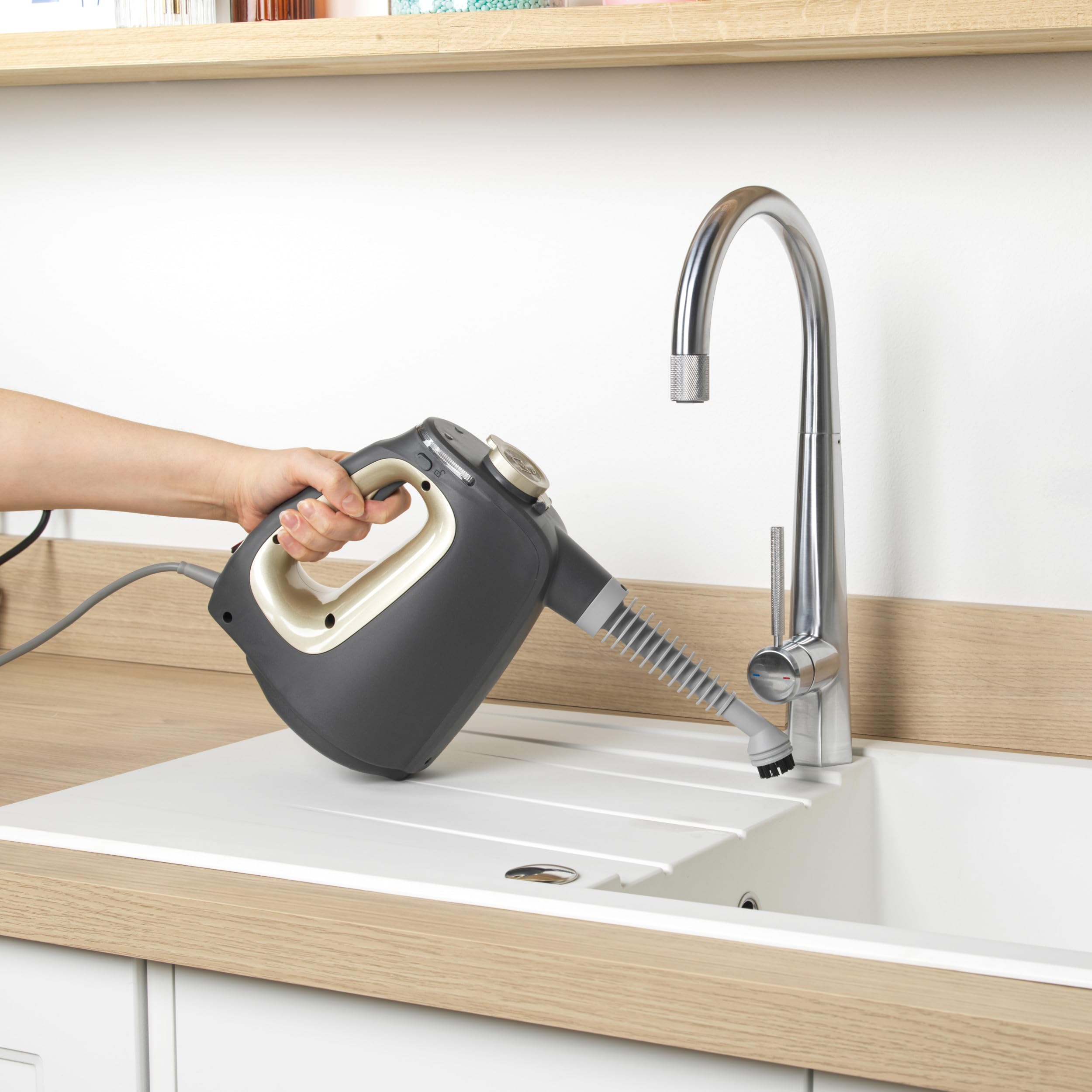 Beldray Nettoyeur Vapeur 15-en-1 – Nettoyeur à Main Polyvalent, Nettoyage Sans Produits Chimiques, Prêt en 20 Secondes, Comprend Têtes Brosse, Tampons Serpillière & Buses, 550ml, 1350W, BEL01987VDE