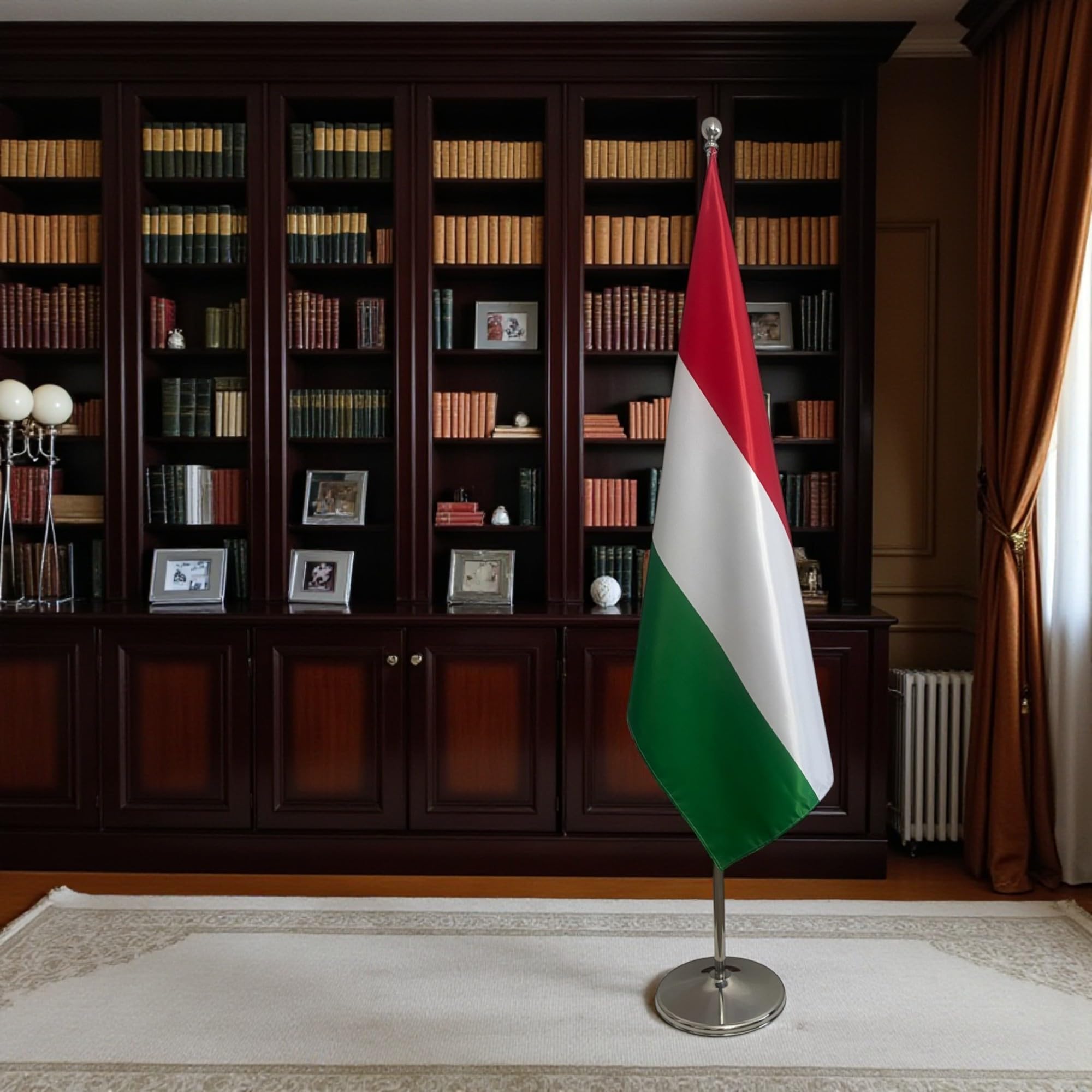 Ungarische Flagge mit Fuß und Mast – für Diplomatische Veranstaltungen, Protokollzeremonien, Botschaften, Ministerien, Universitäten. Fuß Ø 360 mm, Edelstahl, silberfarben, Fahnenstange mit runder